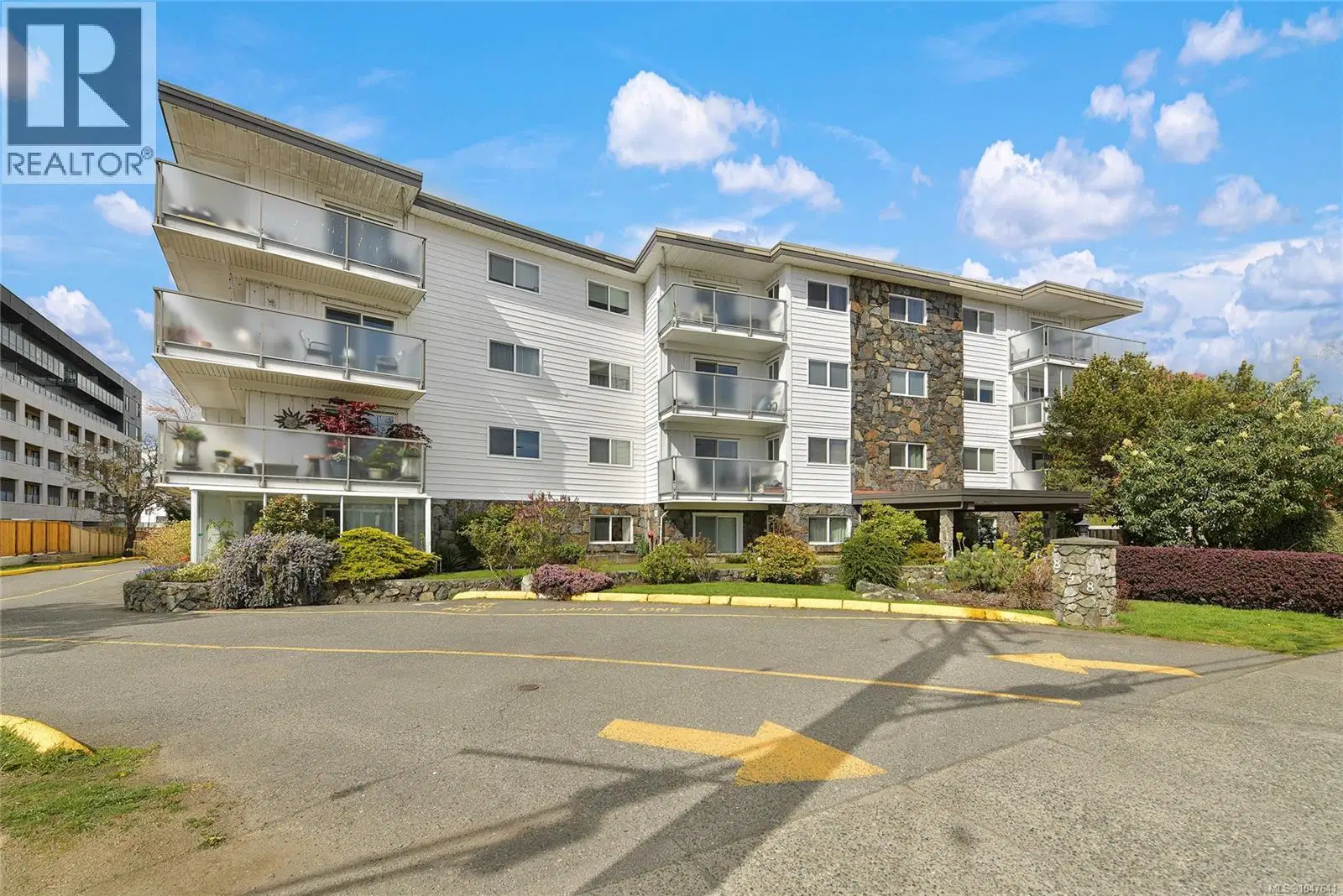 #214 – 848 Esquimalt Road