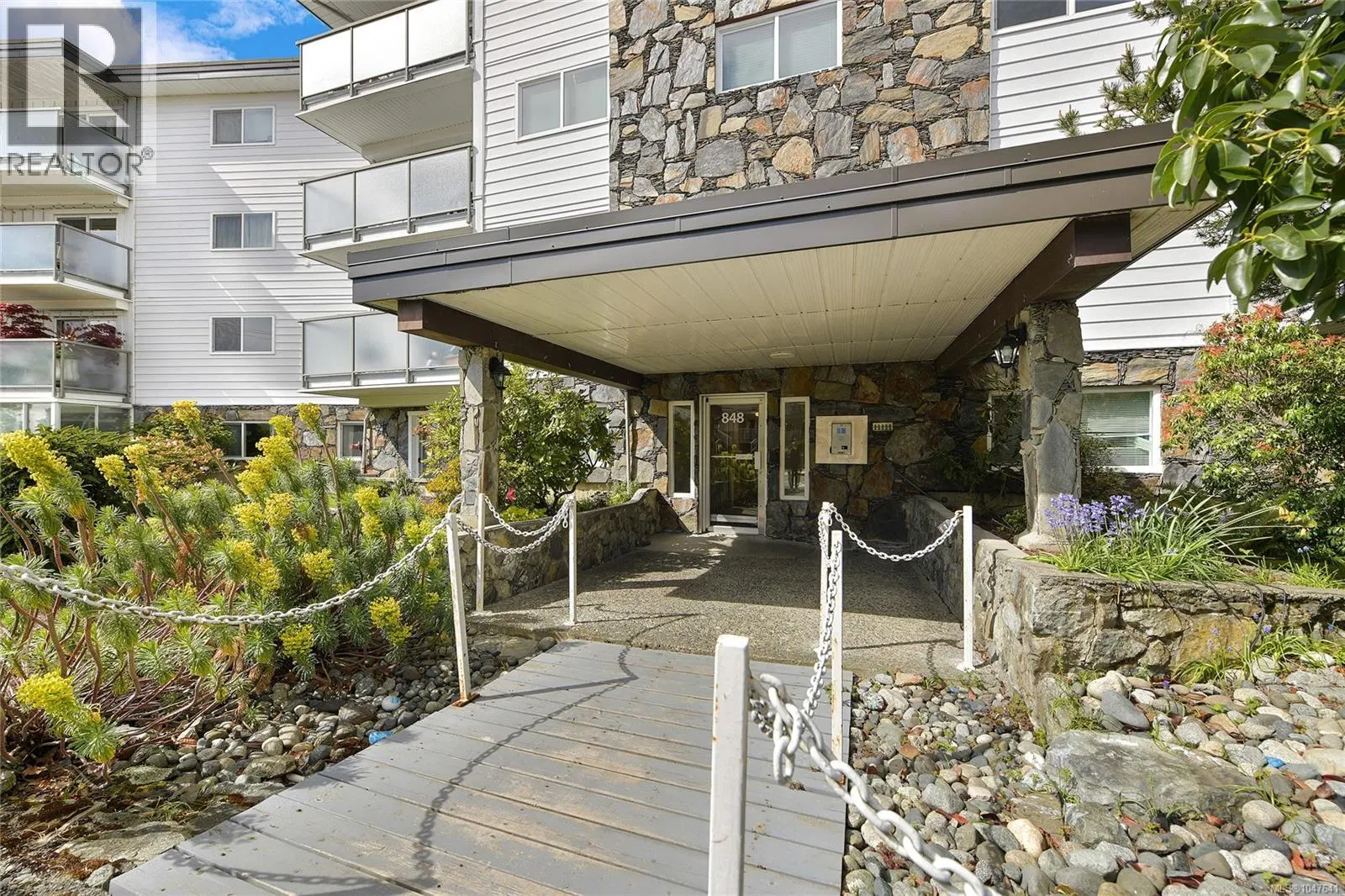 Photo 3 of 28 at #214 – 848 Esquimalt Road