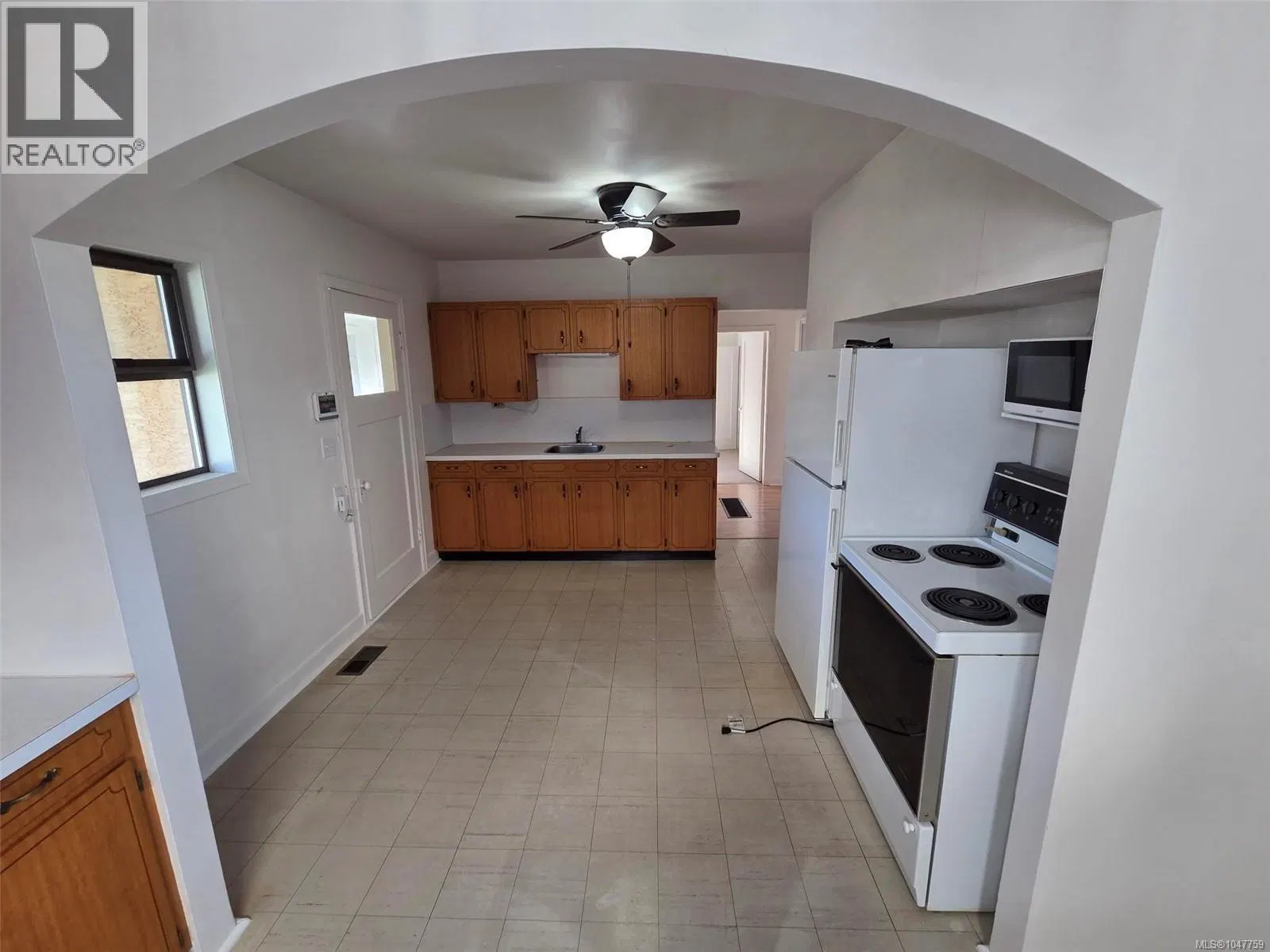 Photo 4 of 22 at 3933 10th Avenue