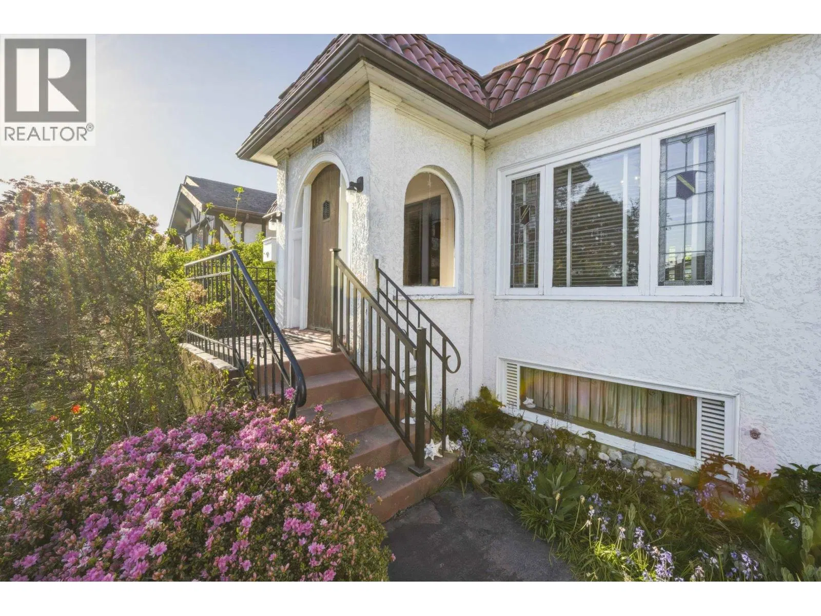 Photo 3 of 40 at 433 East 48TH Avenue