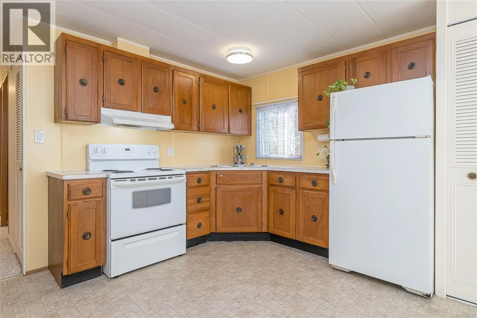 Photo 3 of 40 at #33 – 1247 Arbutus Road