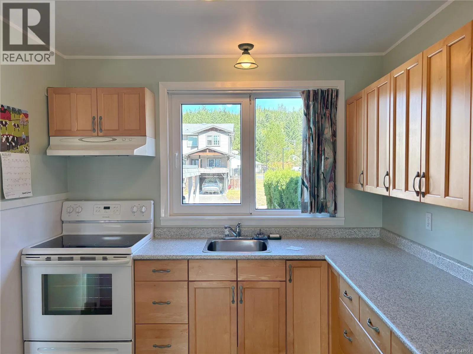 Photo 2 of 36 at 504 Maquinna Crescent