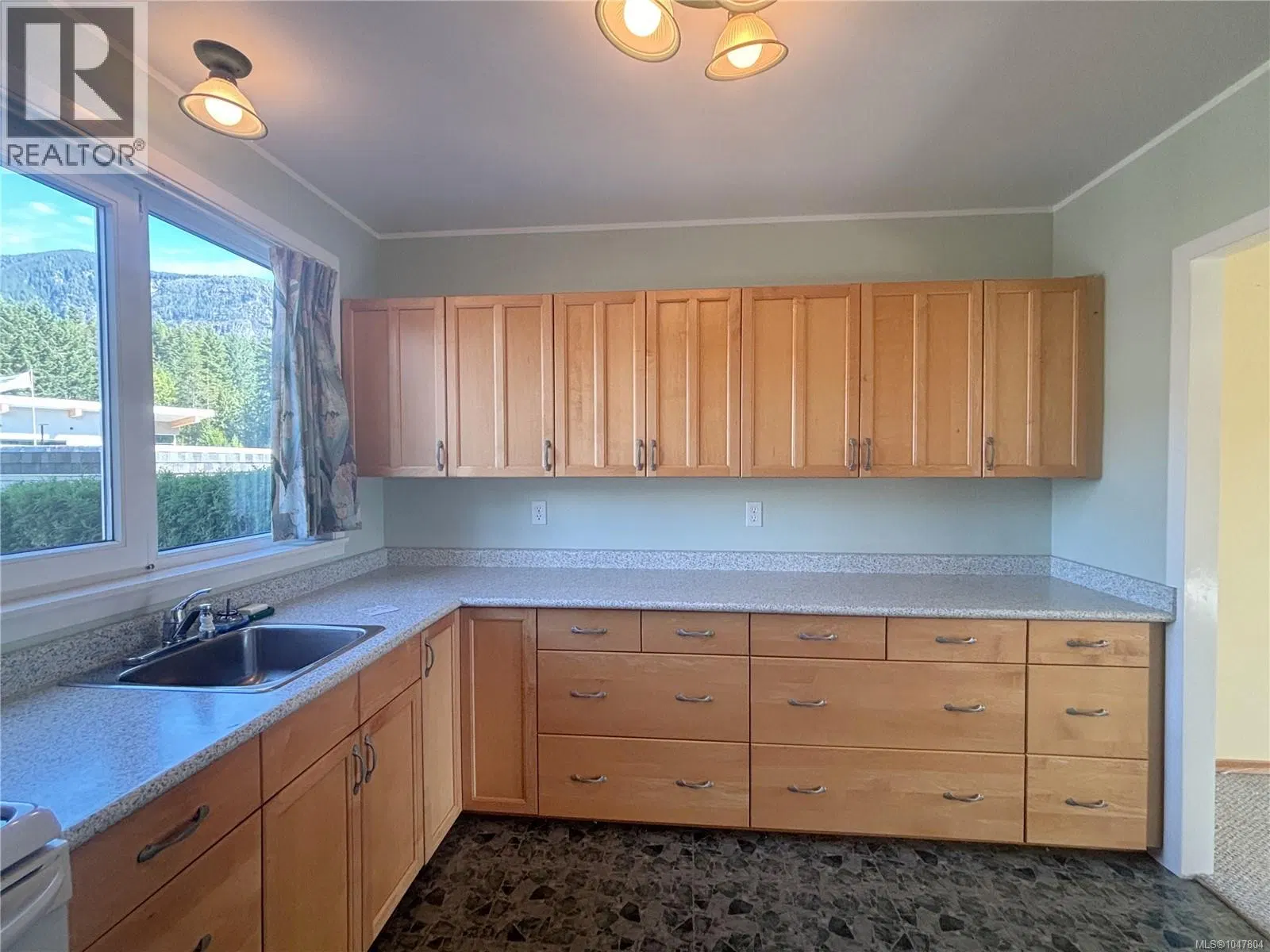 Photo 3 of 36 at 504 Maquinna Crescent