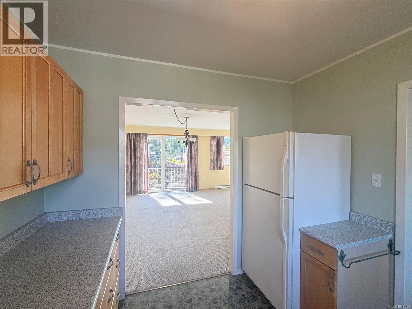 Photo 4 of 36 at 504 Maquinna Crescent