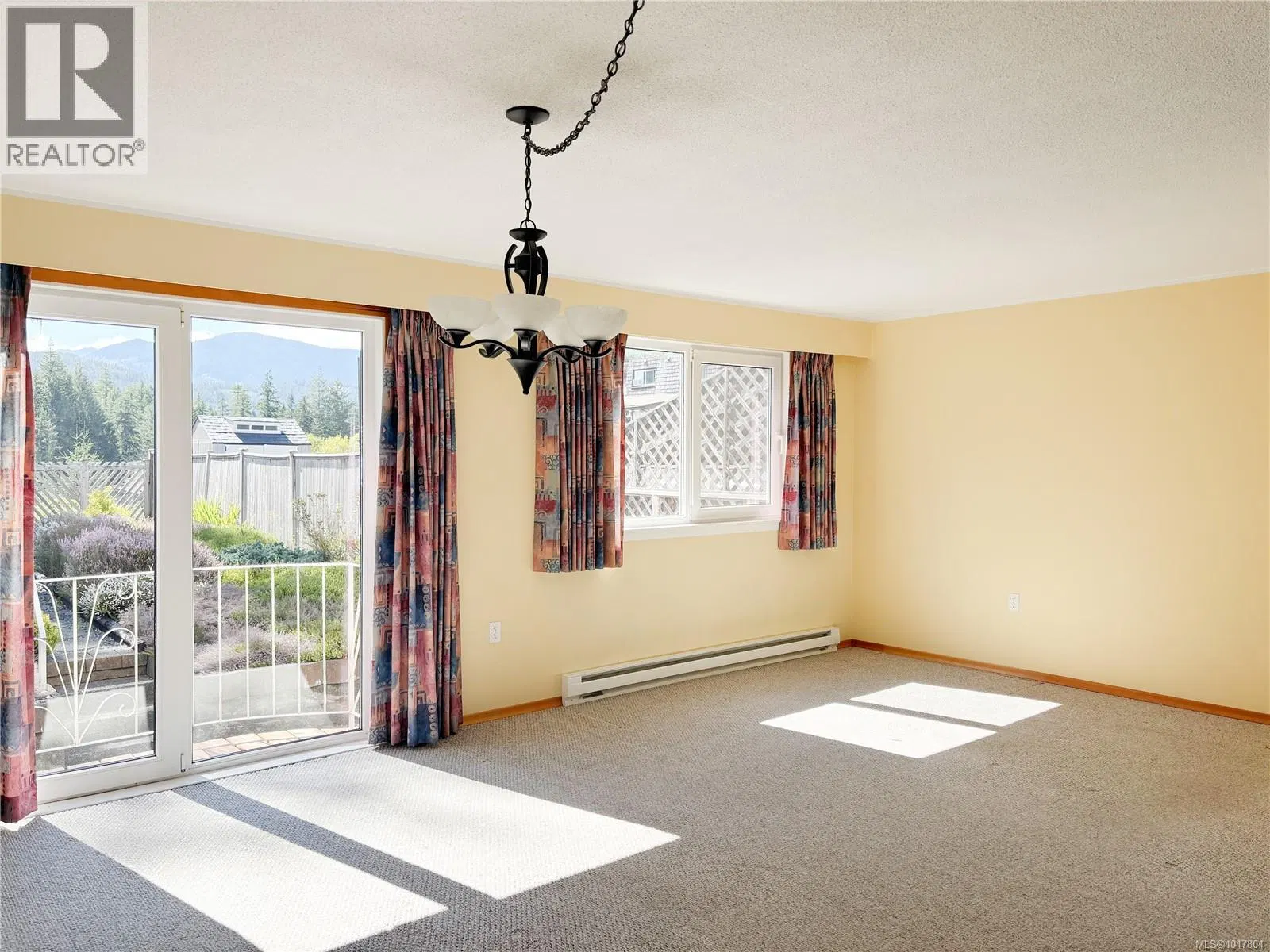 Photo 5 of 36 at 504 Maquinna Crescent