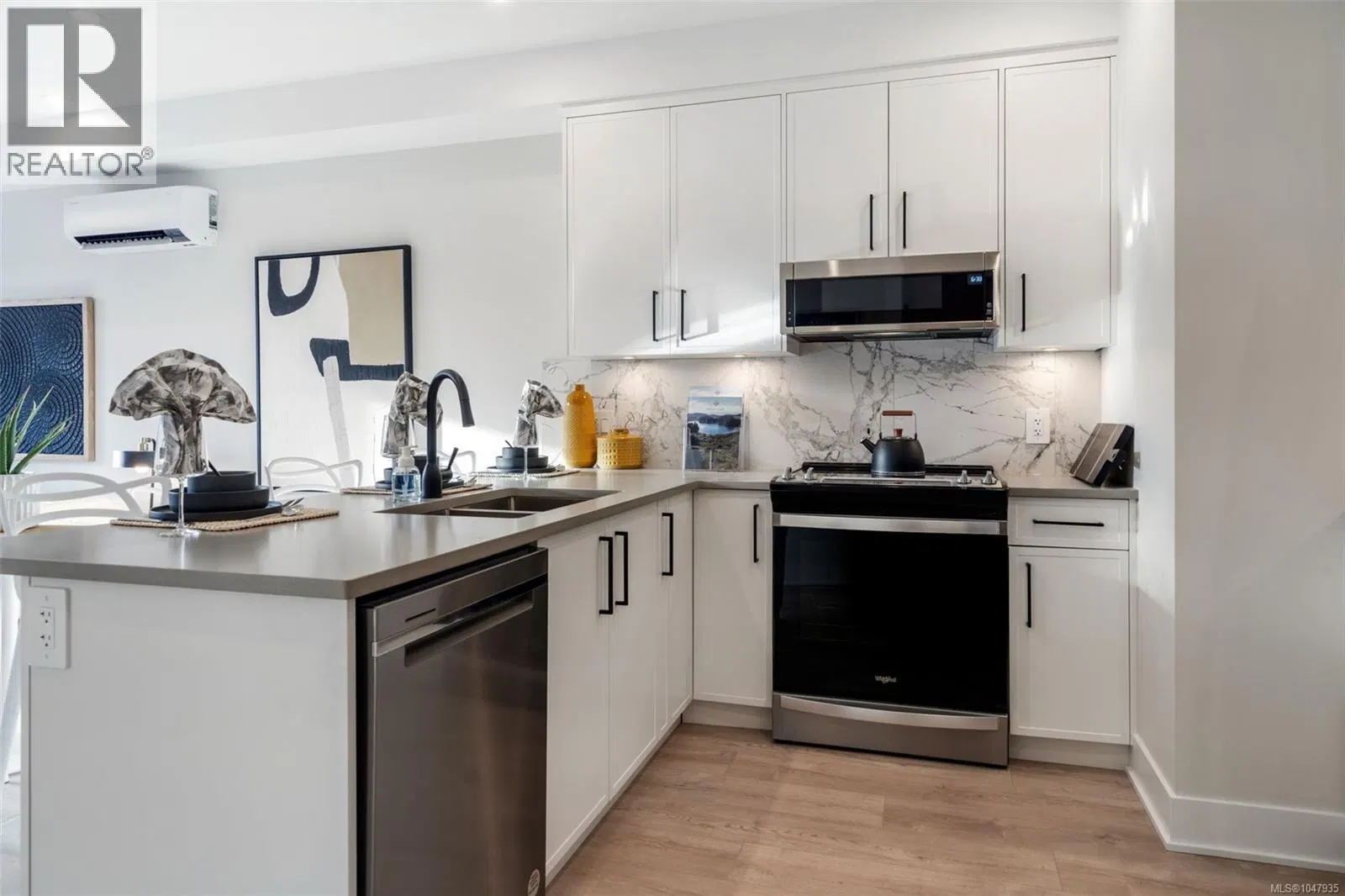 Photo 4 of 21 at #602 – 1371 Goldstream Avenue