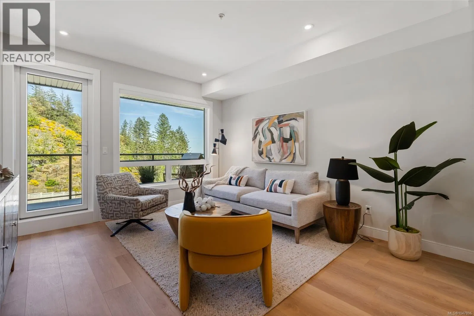 #210 – 1810 Selenite Place