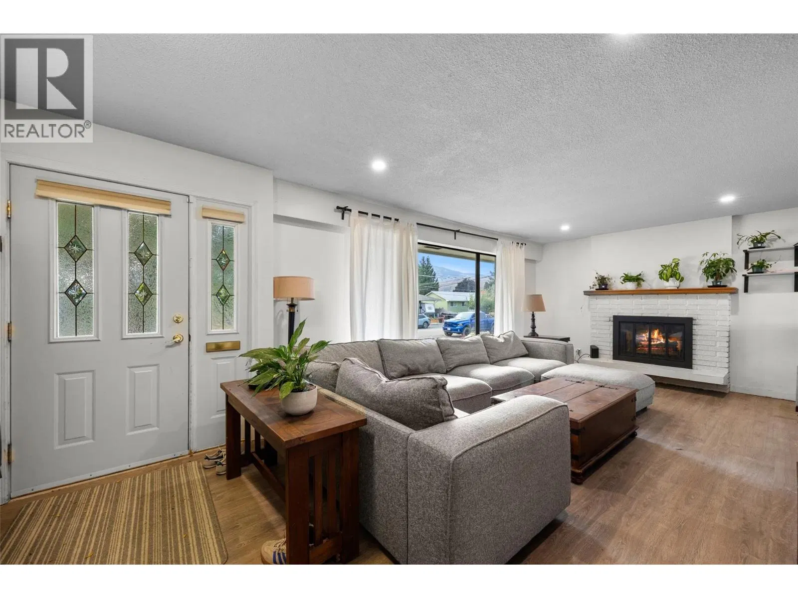 Photo 5 of 34 at 881 MCGILLIVRAY Street