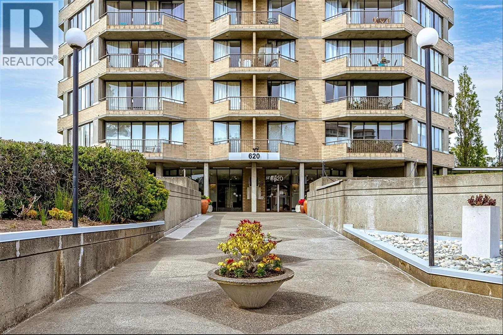 Photo 3 of 38 at #1003 – 620 Toronto Street