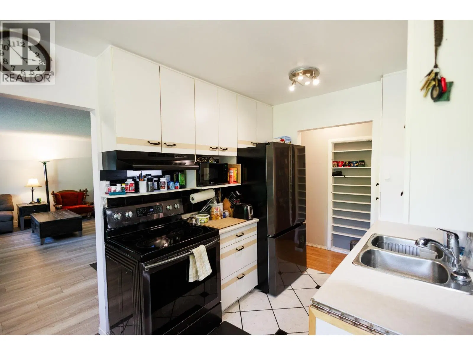 Photo 3 of 37 at 4523 GRAHAM Avenue