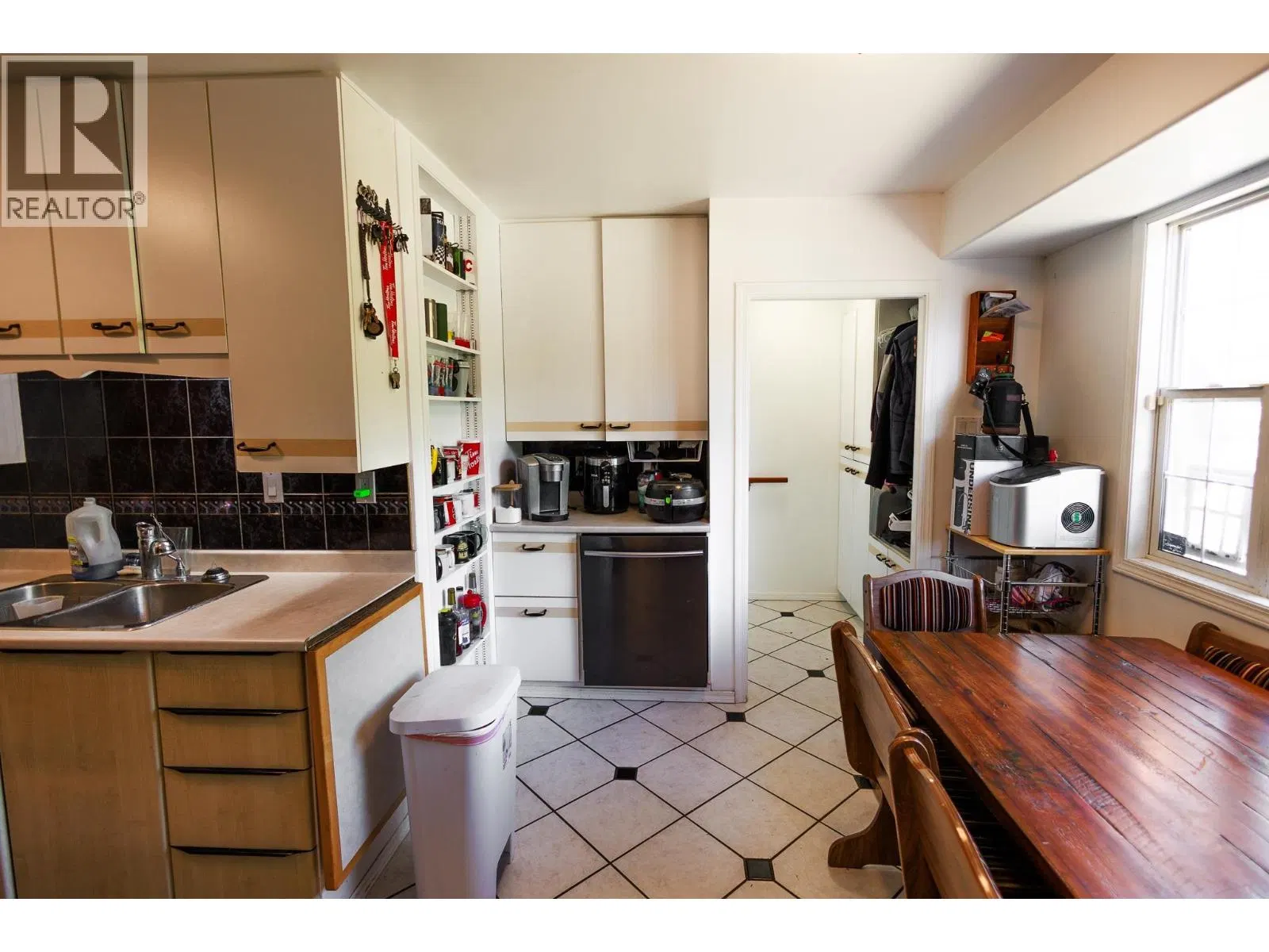Photo 4 of 37 at 4523 GRAHAM Avenue