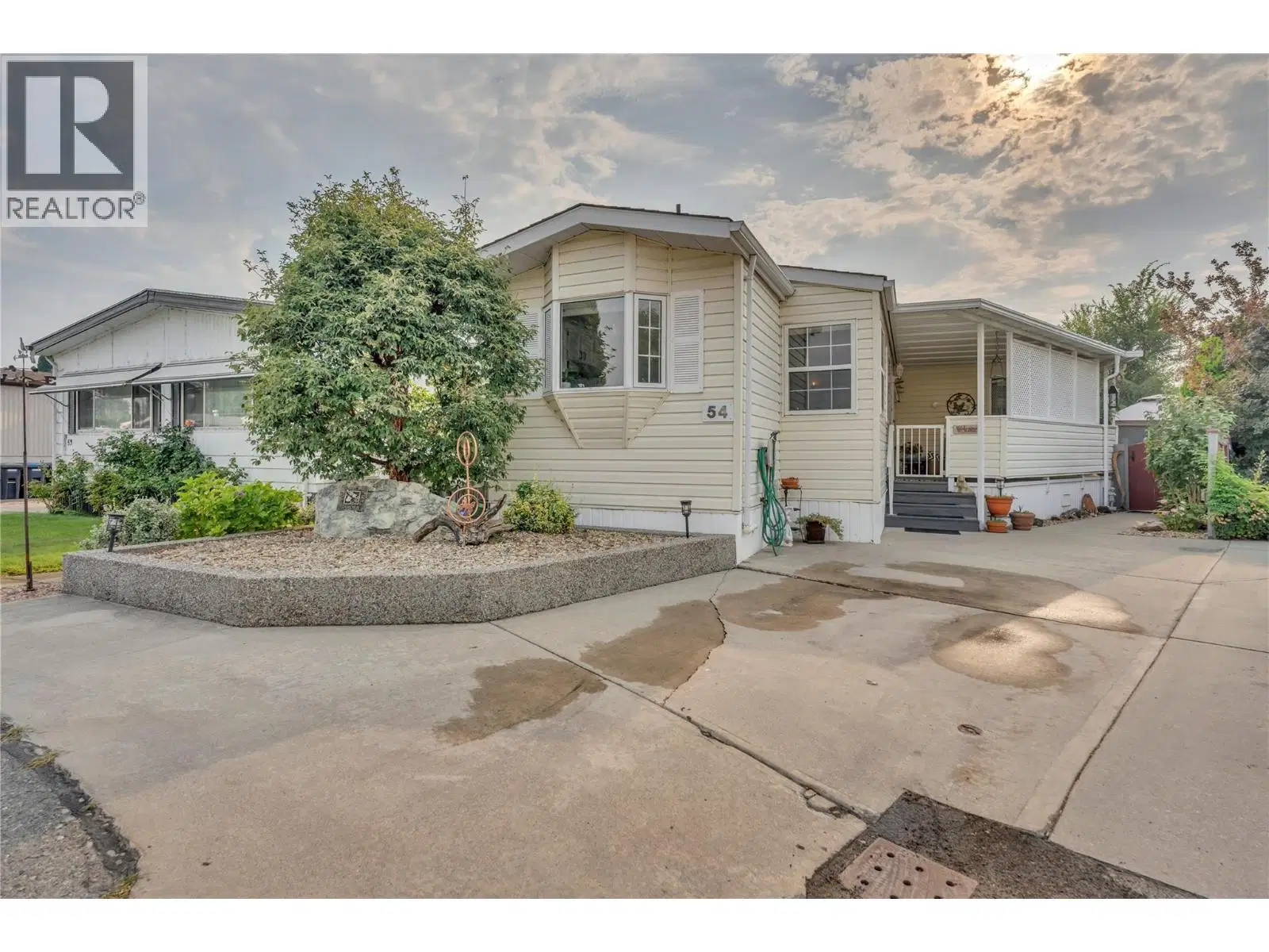 #54 – 999 Burnaby Avenue