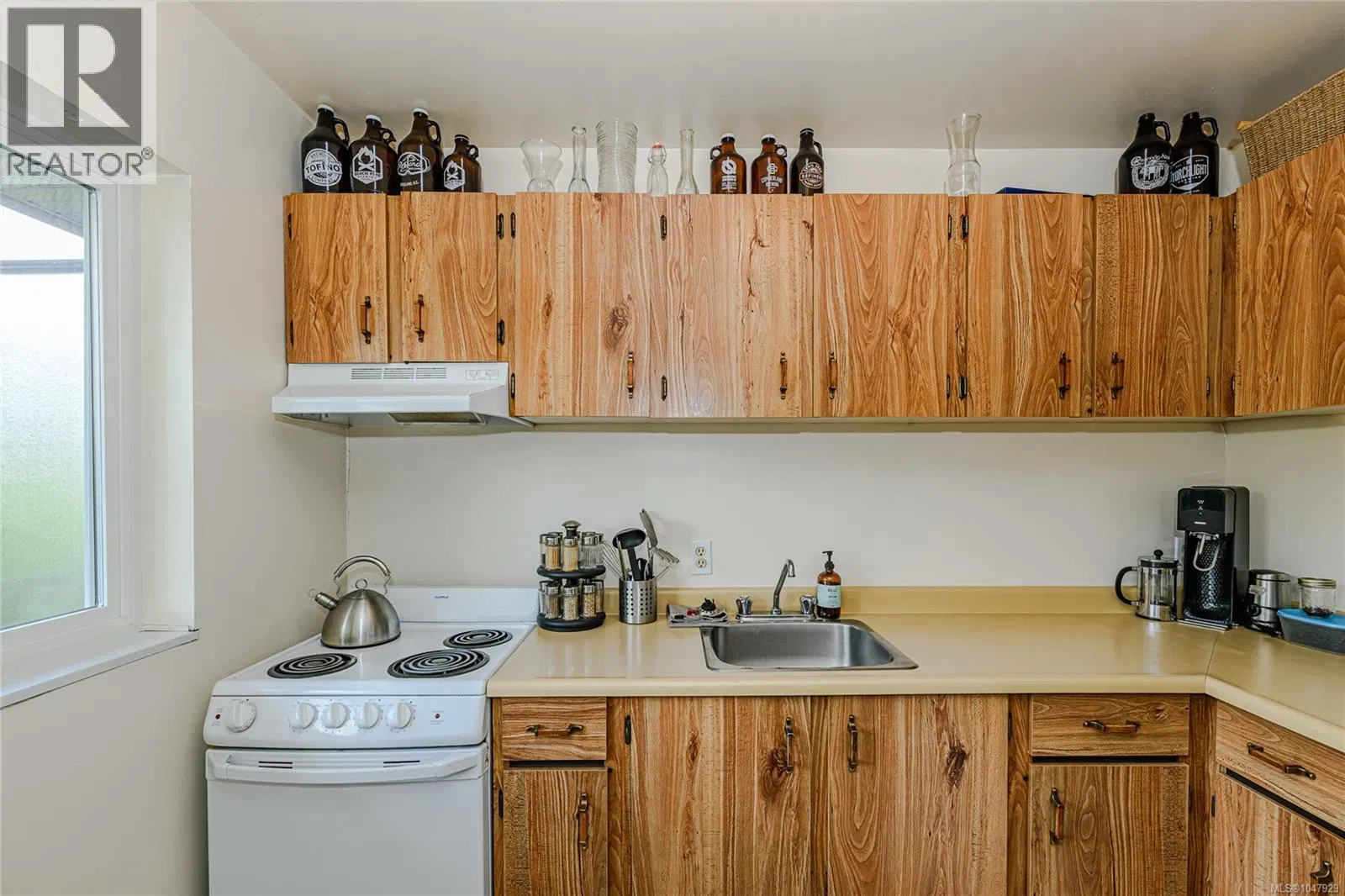 Photo 3 of 24 at #208 – 2515 Alexander Street