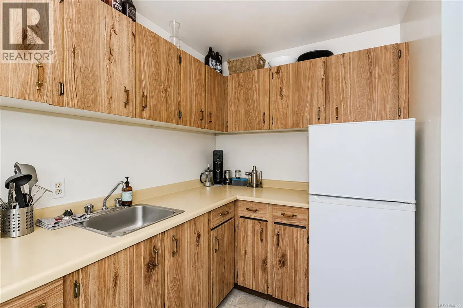 Photo 4 of 24 at #208 – 2515 Alexander Street