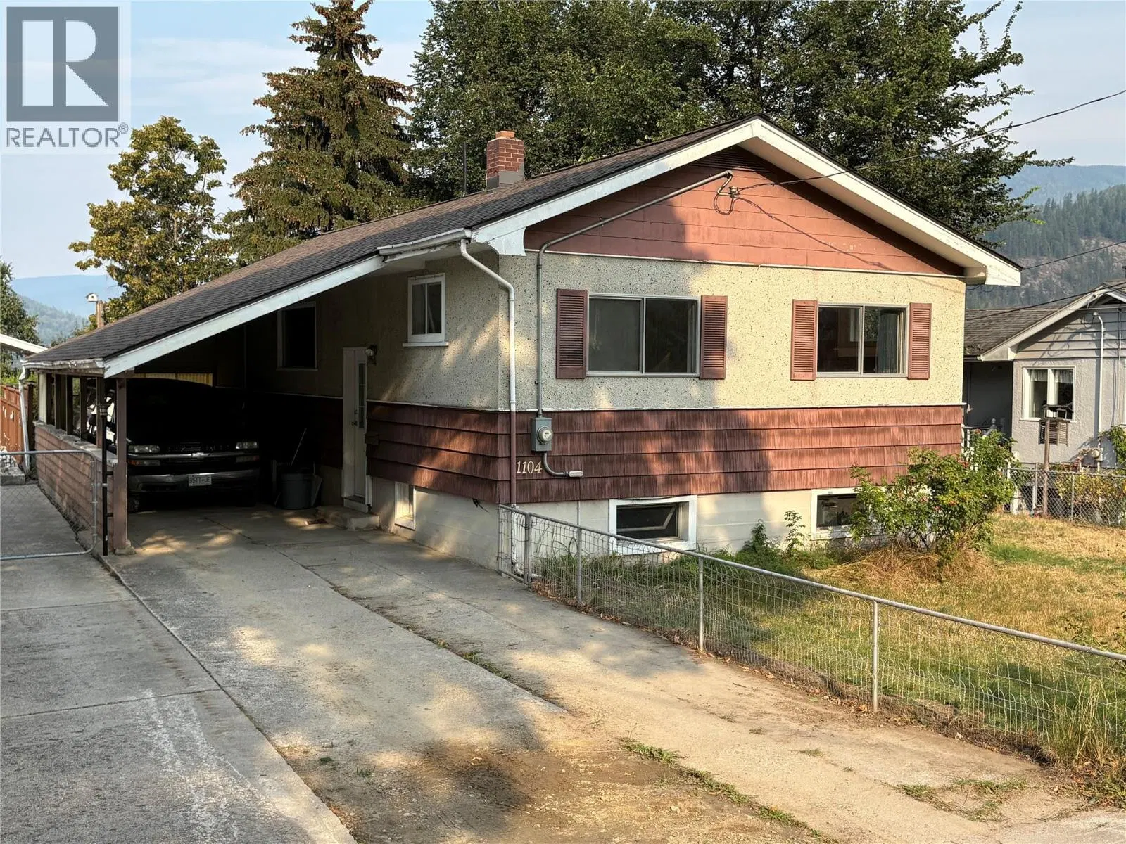 Photo 1 of 24 at 1104 Mcquarrie Avenue