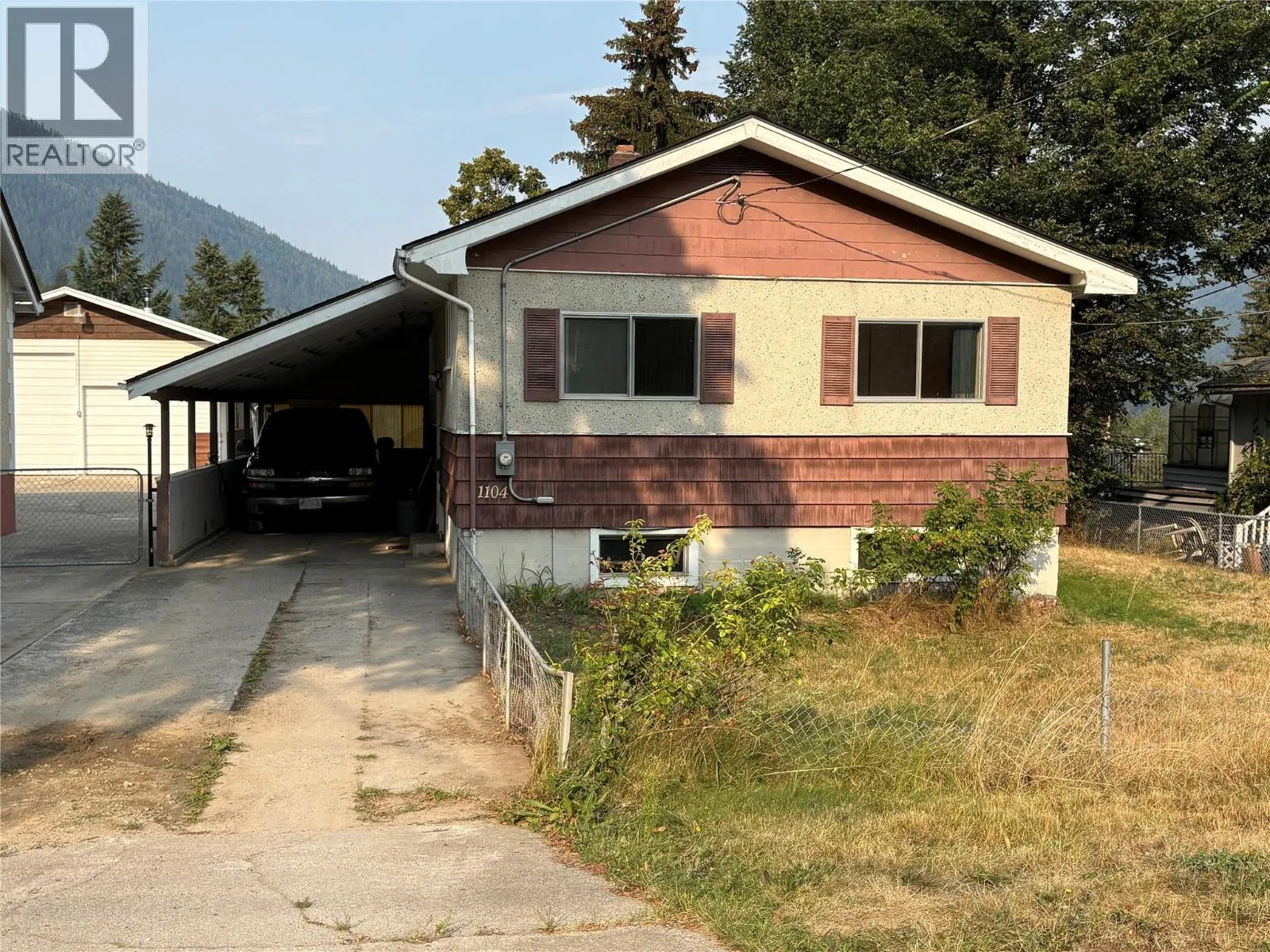 Photo 2 of 24 at 1104 Mcquarrie Avenue
