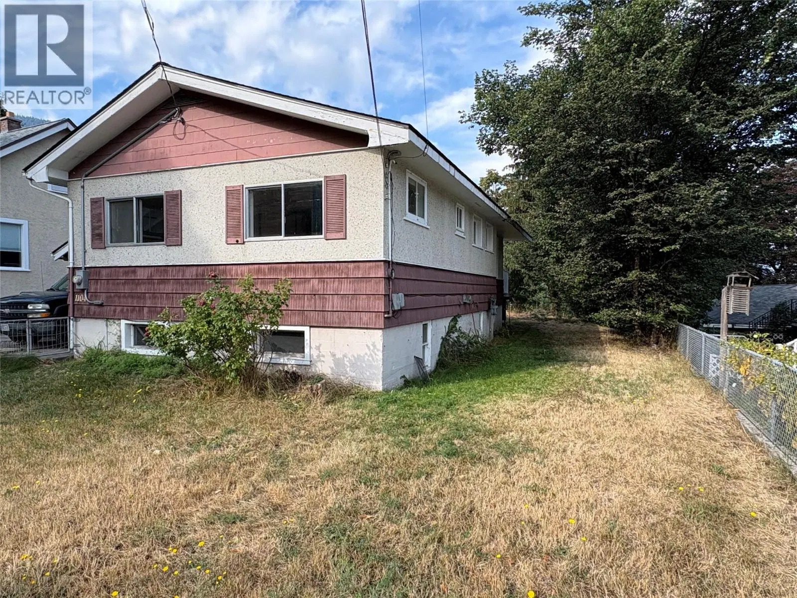 Photo 3 of 24 at 1104 Mcquarrie Avenue