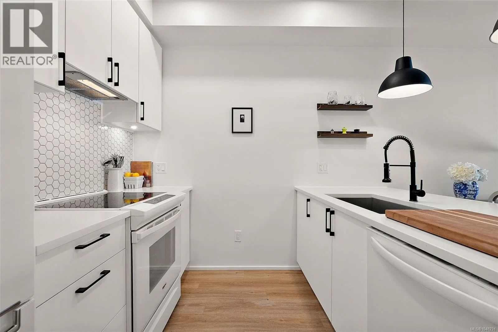Photo 3 of 32 at #203 – 2348 Beacon Avenue