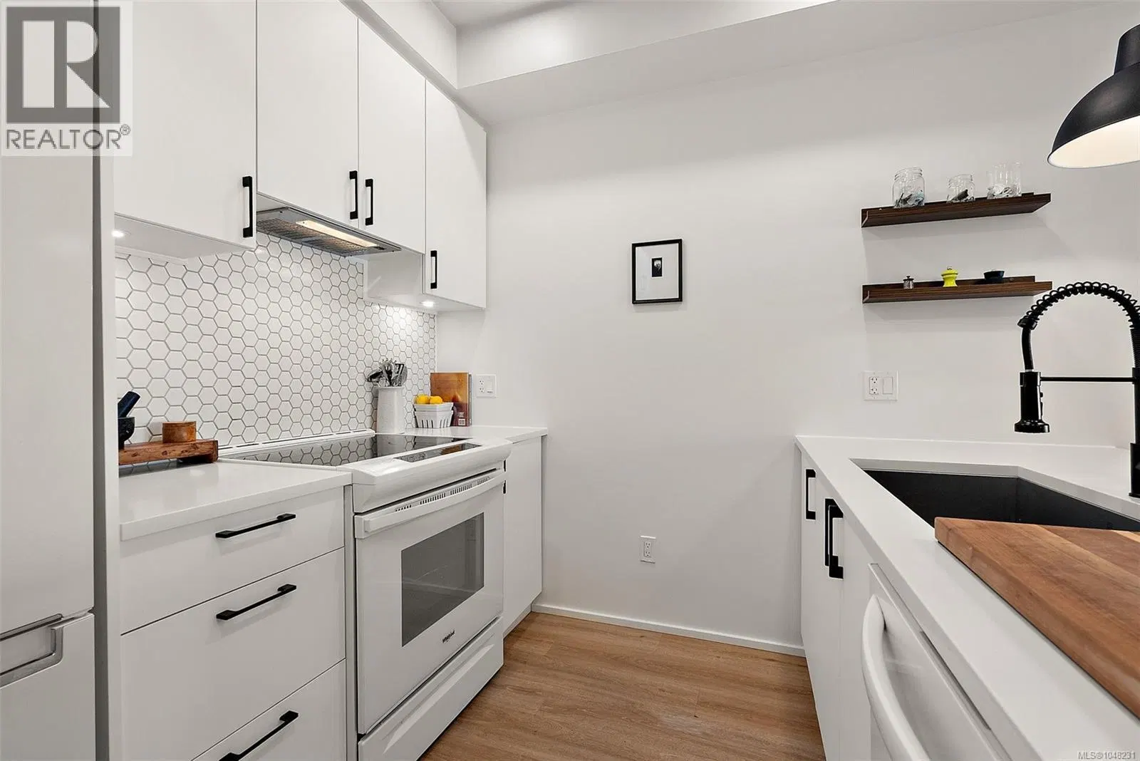 Photo 4 of 32 at #203 – 2348 Beacon Avenue