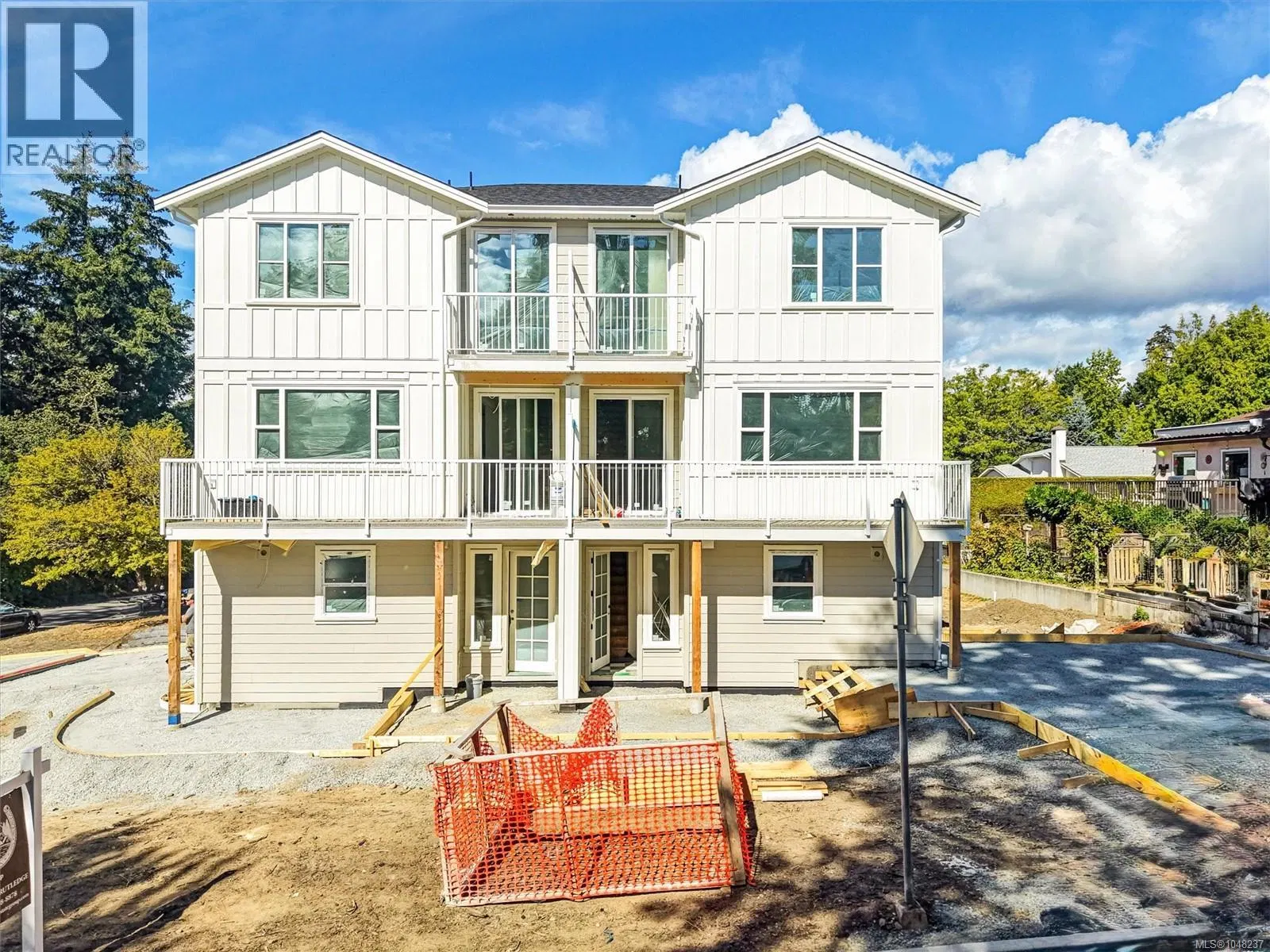 Photo 4 of 6 at #1 – 768 Lindsay Street