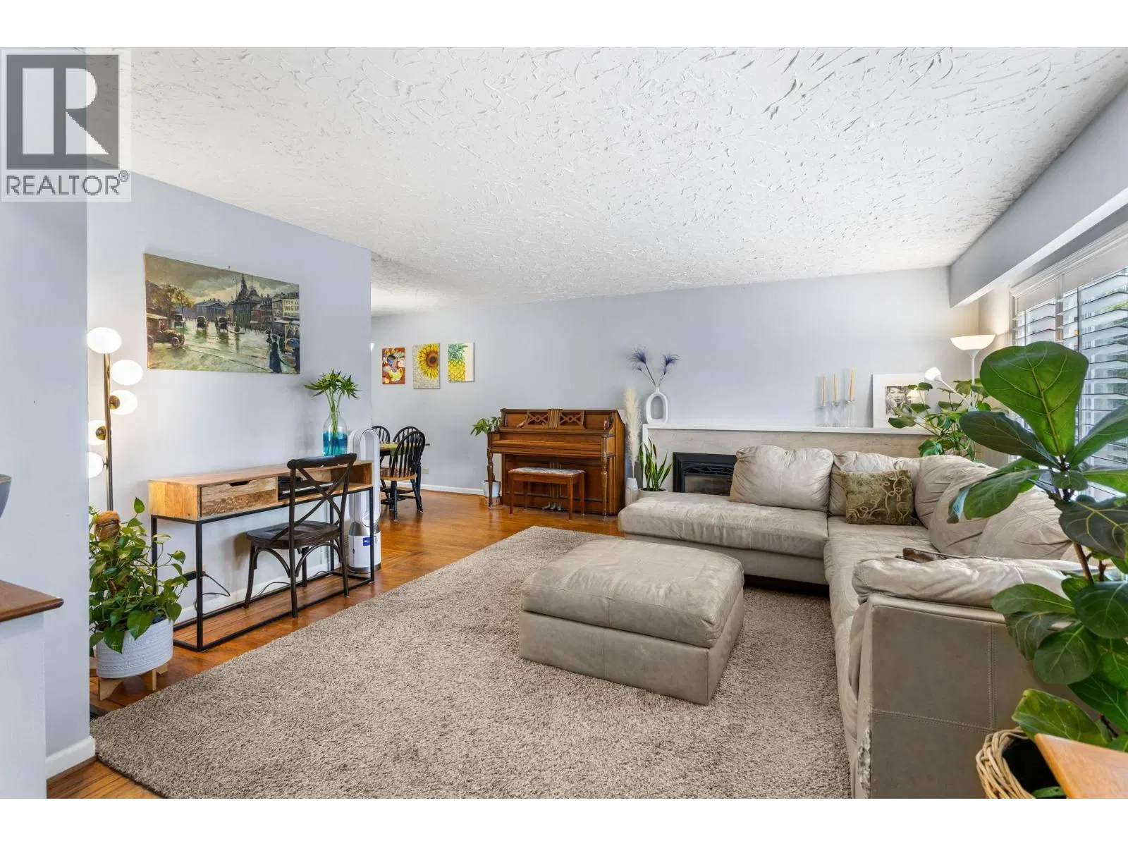 Photo 3 of 40 at 3020 THORNCLIFFE Drive
