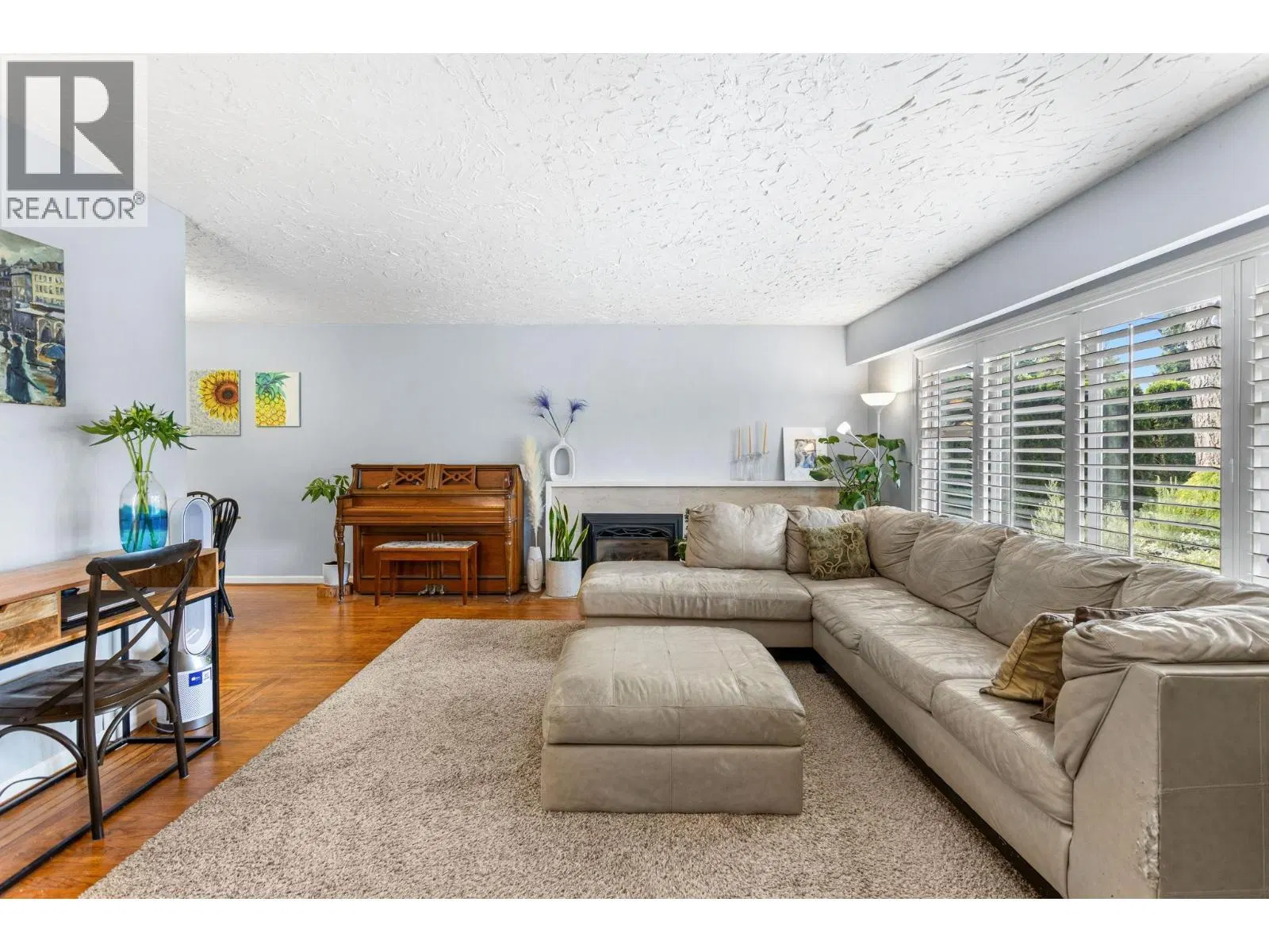 Photo 4 of 40 at 3020 THORNCLIFFE Drive