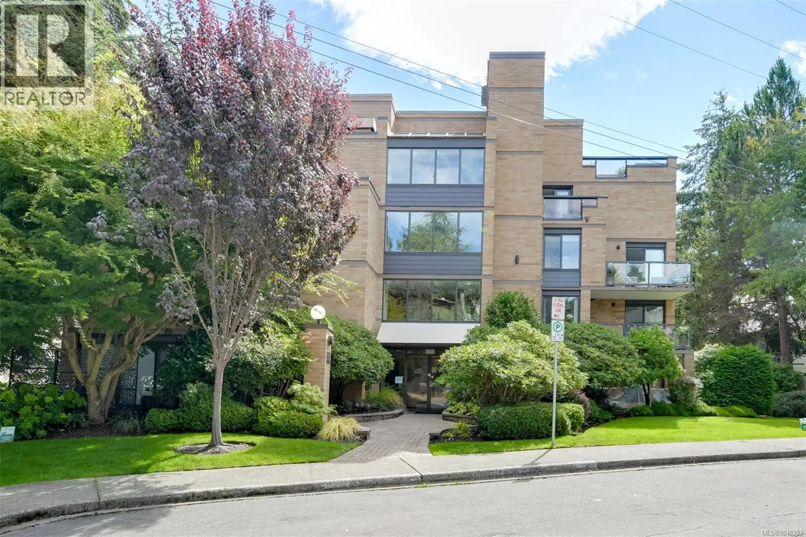 #302 – 1280 Newport Avenue