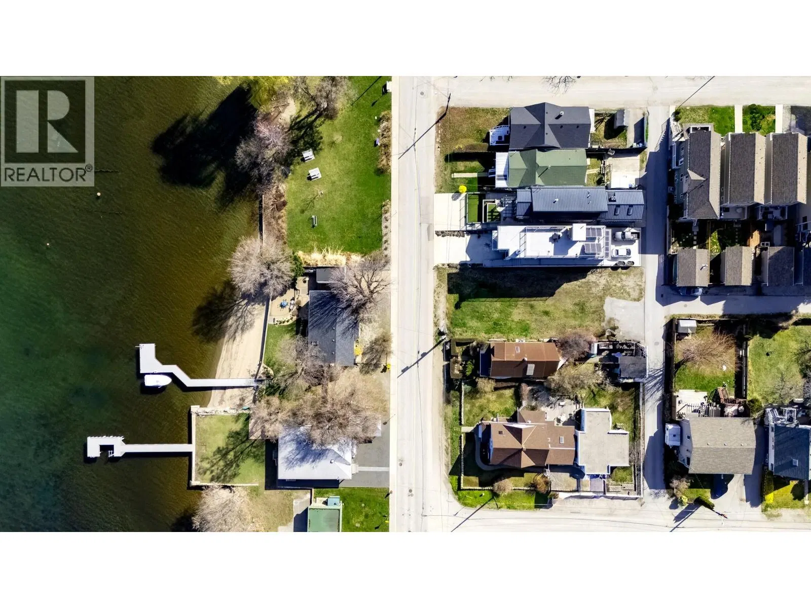 Photo 3 of 11 at 12210 LAKESHORE Drive