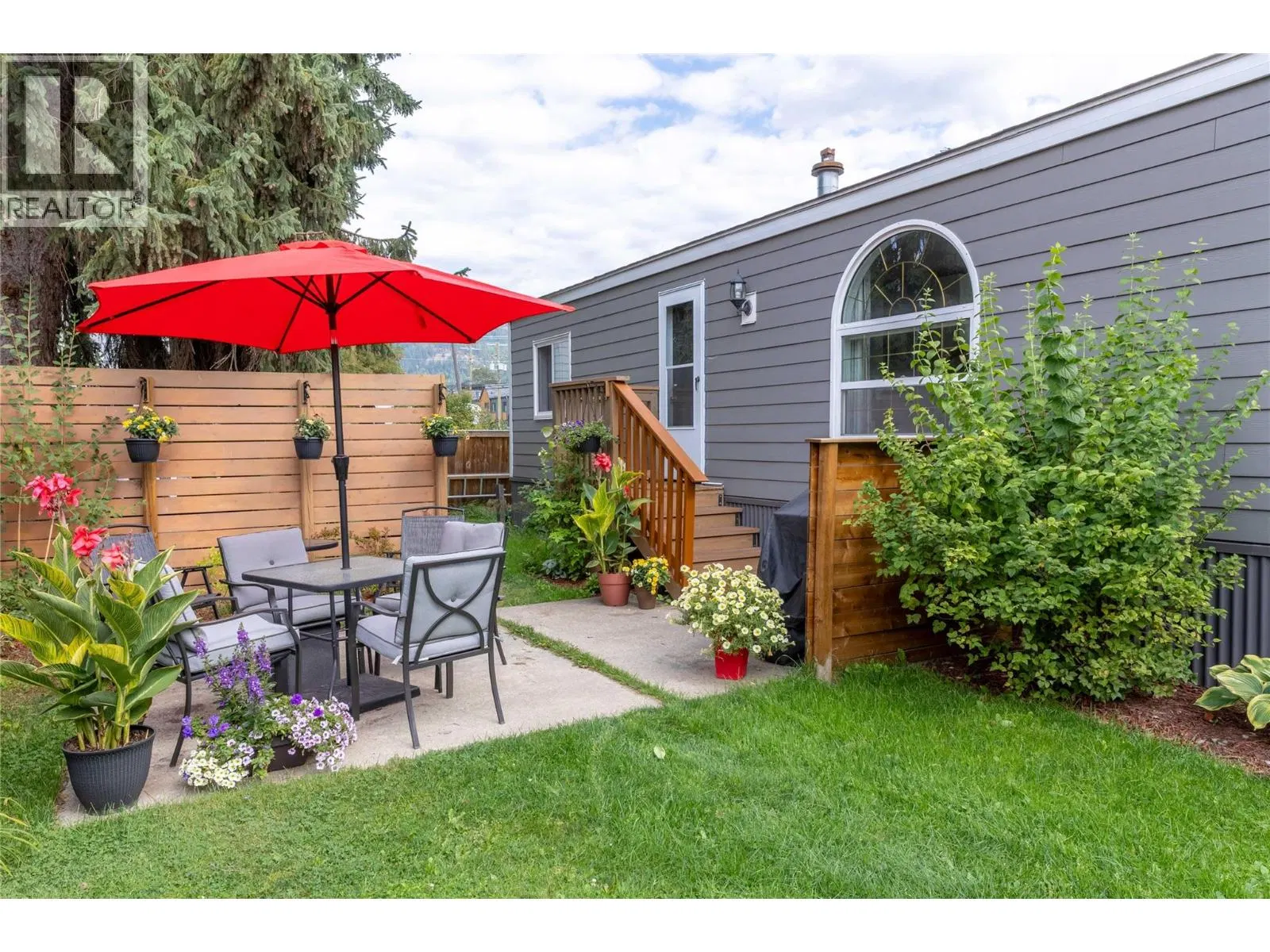 Photo 2 of 33 at #11 – 606 Edward Street