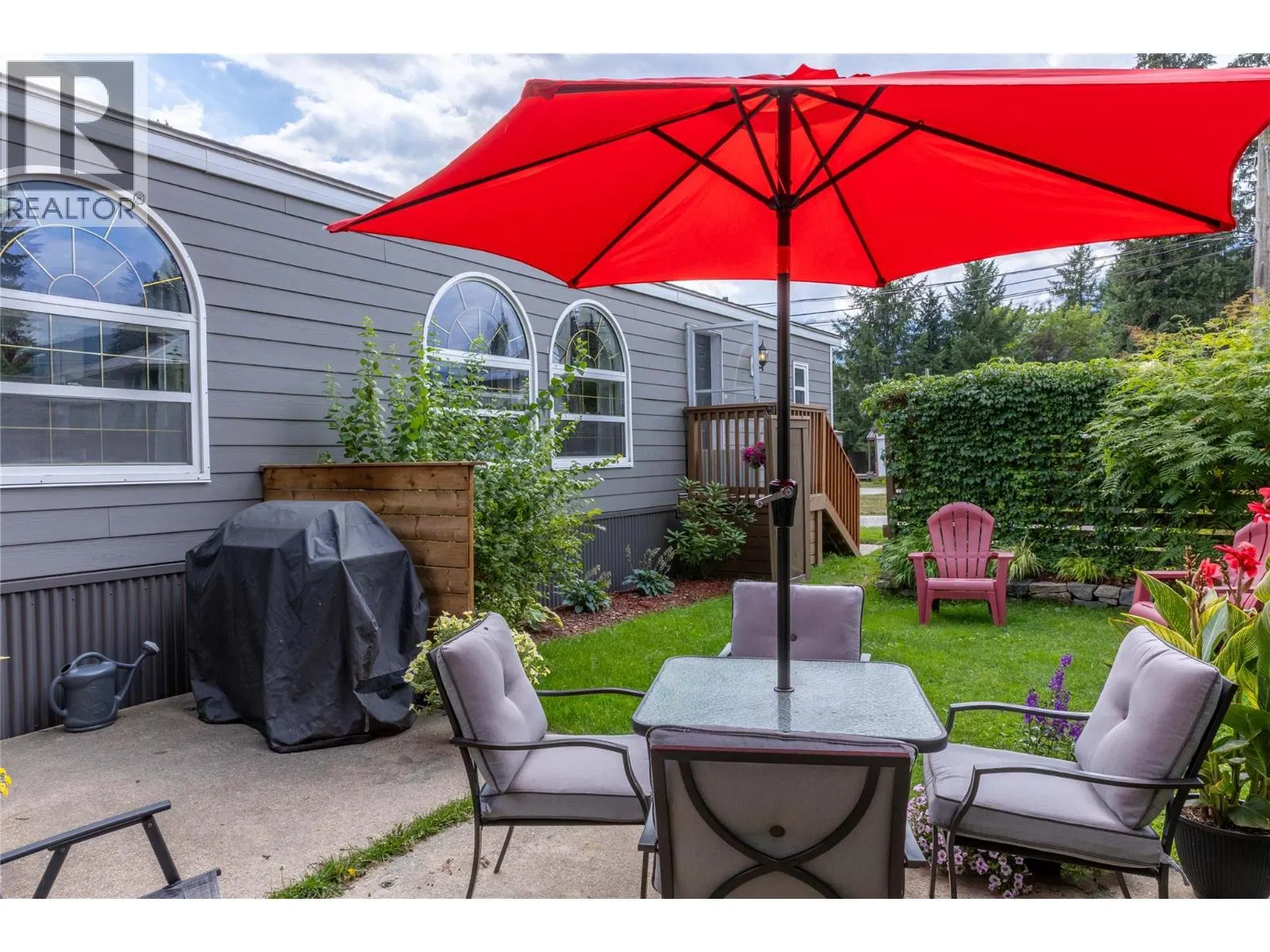 Photo 3 of 33 at #11 – 606 Edward Street
