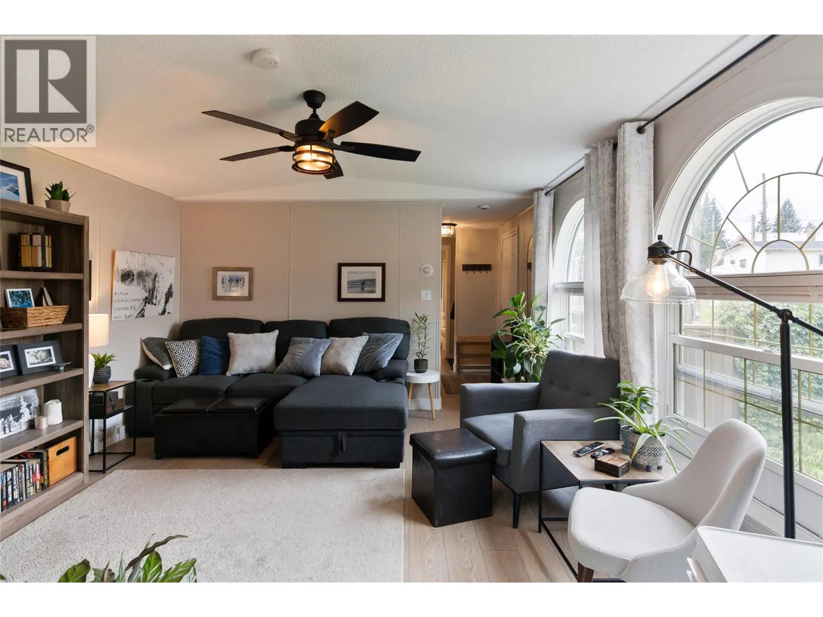 Photo 4 of 33 at #11 – 606 Edward Street