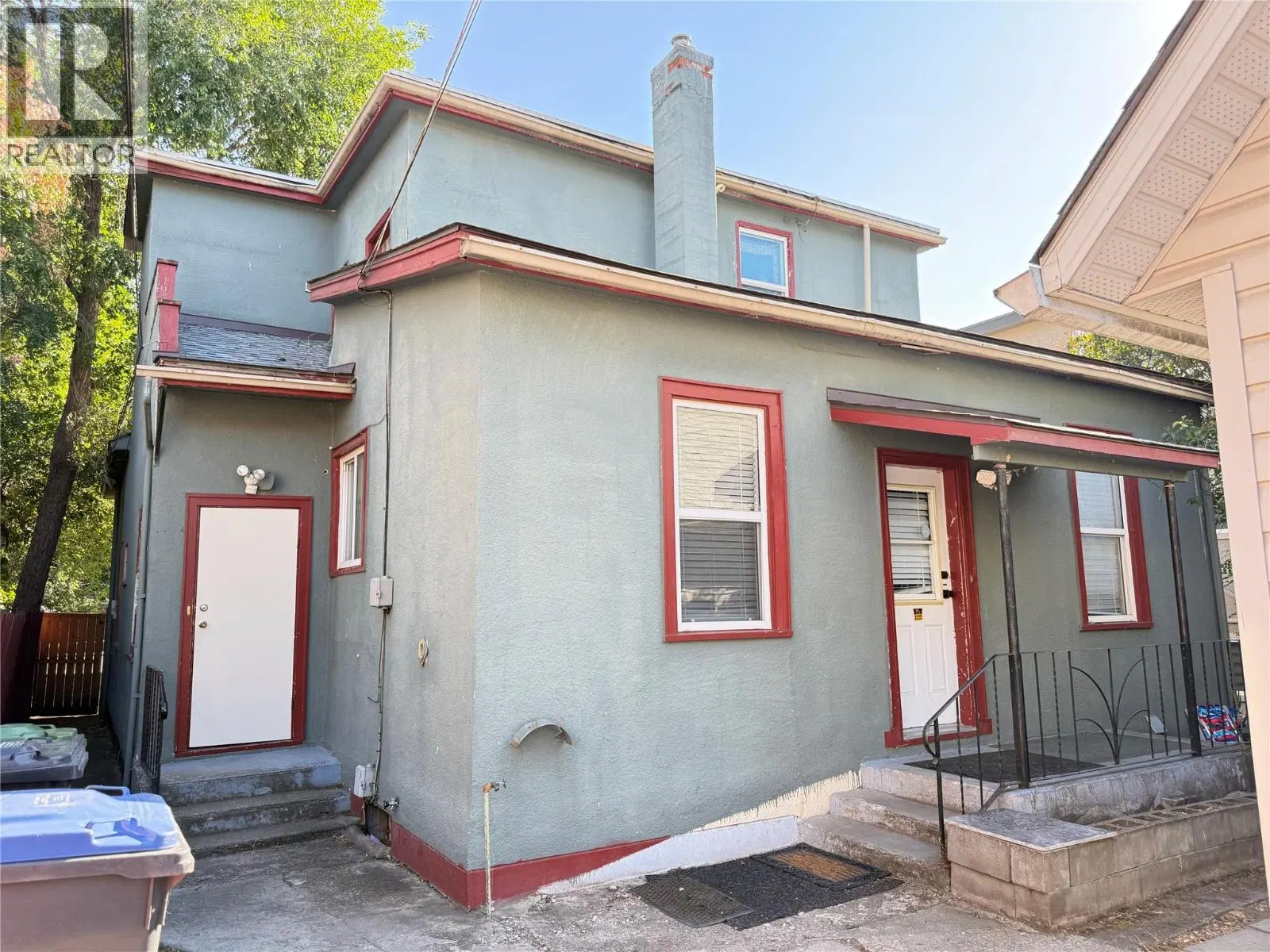 Photo 3 of 28 at 748 Bernard Avenue
