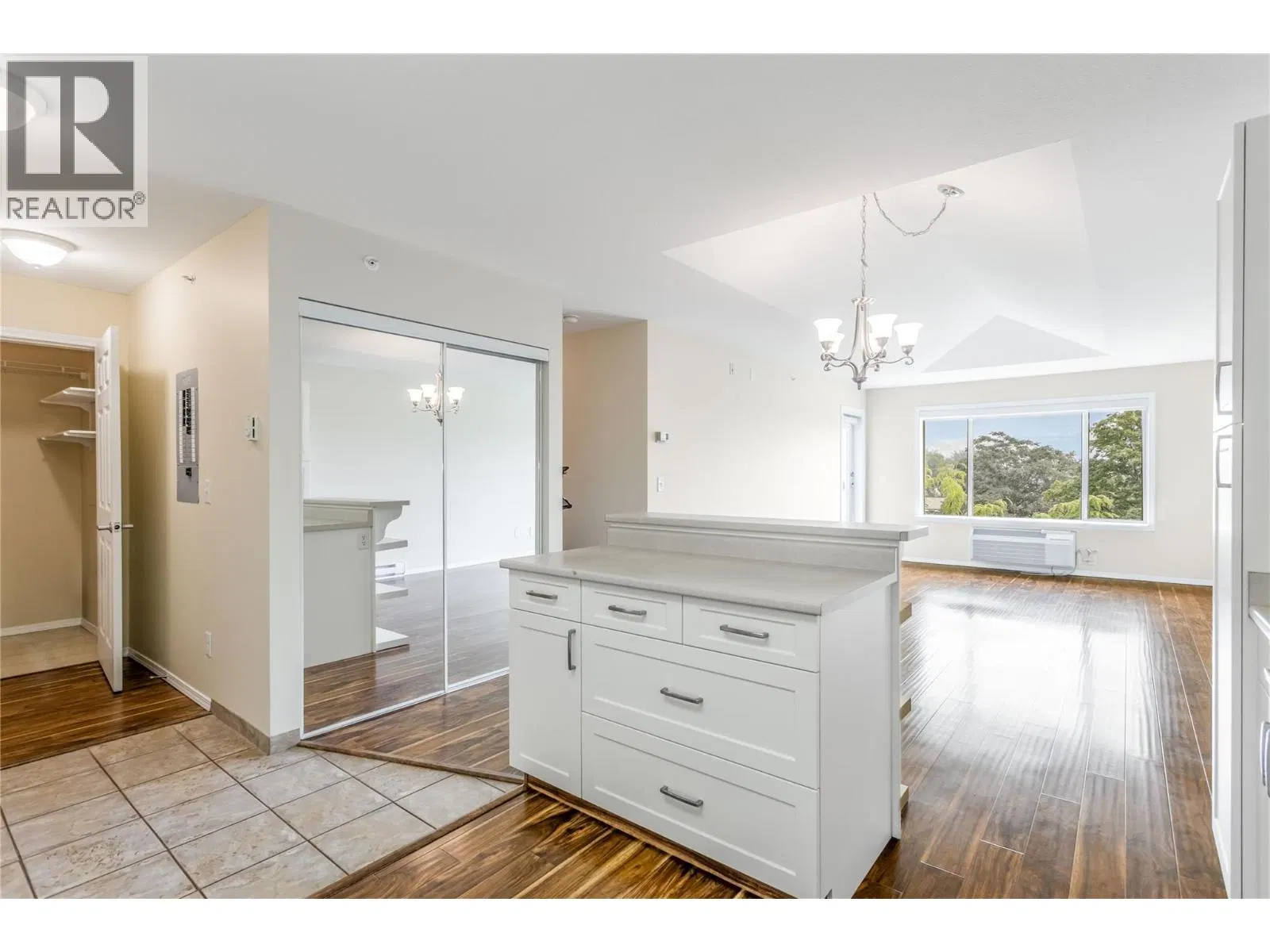 Photo 4 of 32 at #405 – 250 Dougall Road