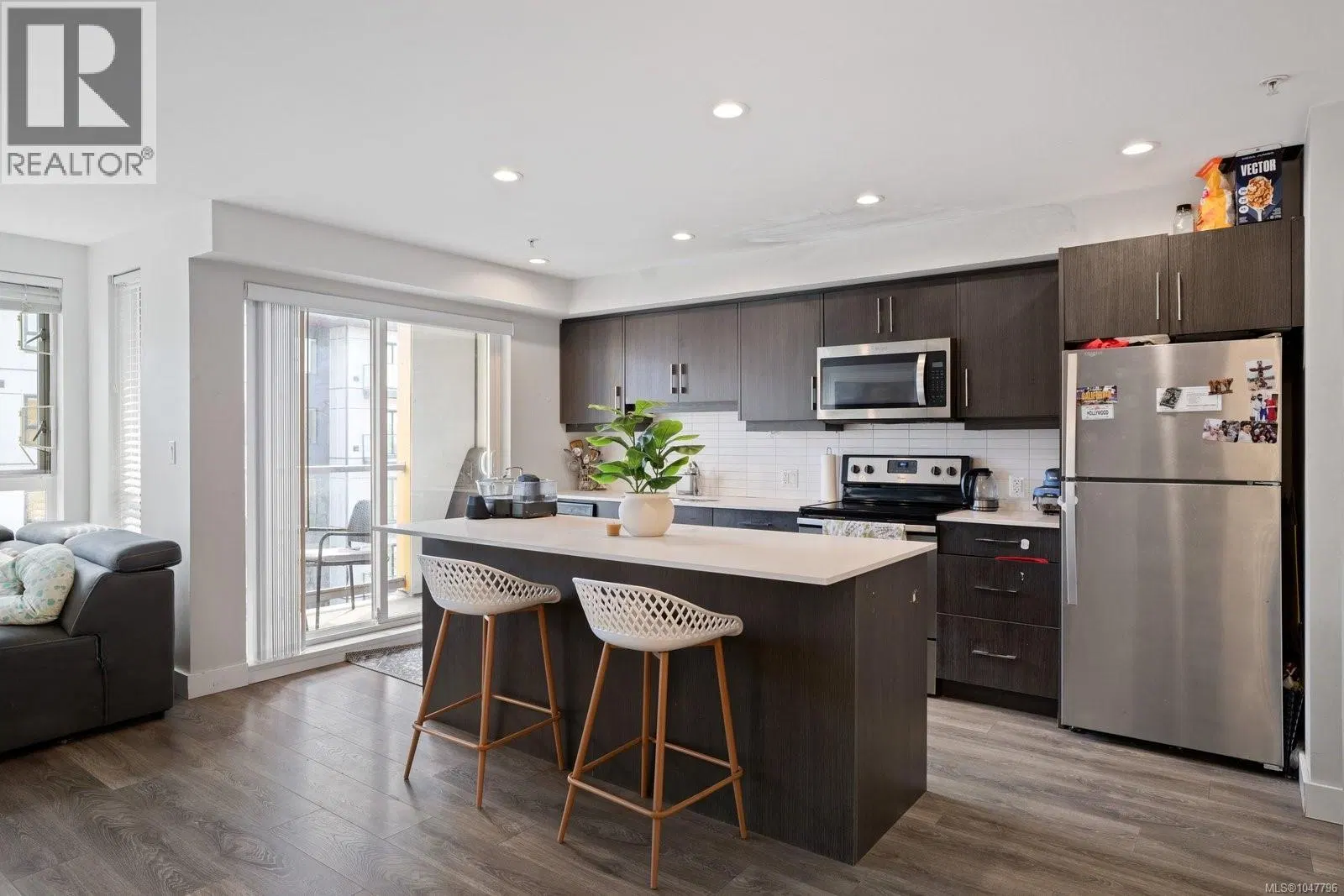 Photo 2 of 22 at #503 – 826 Esquimalt Road