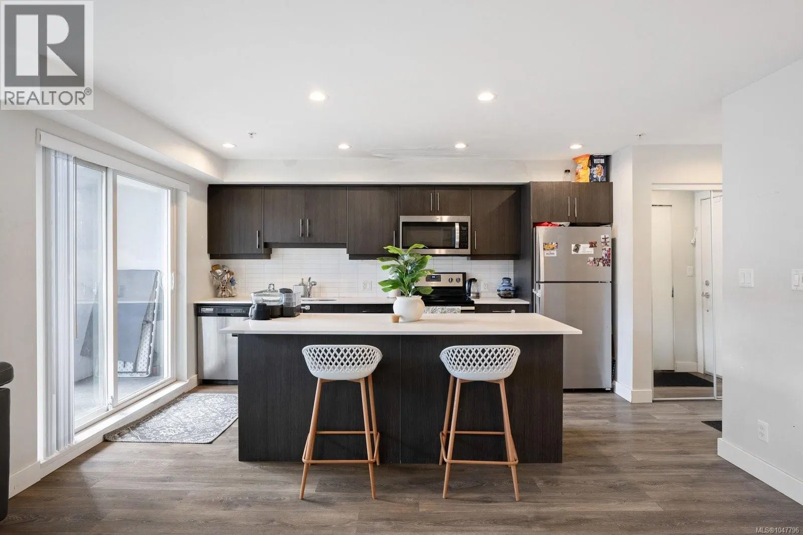 Photo 3 of 22 at #503 – 826 Esquimalt Road