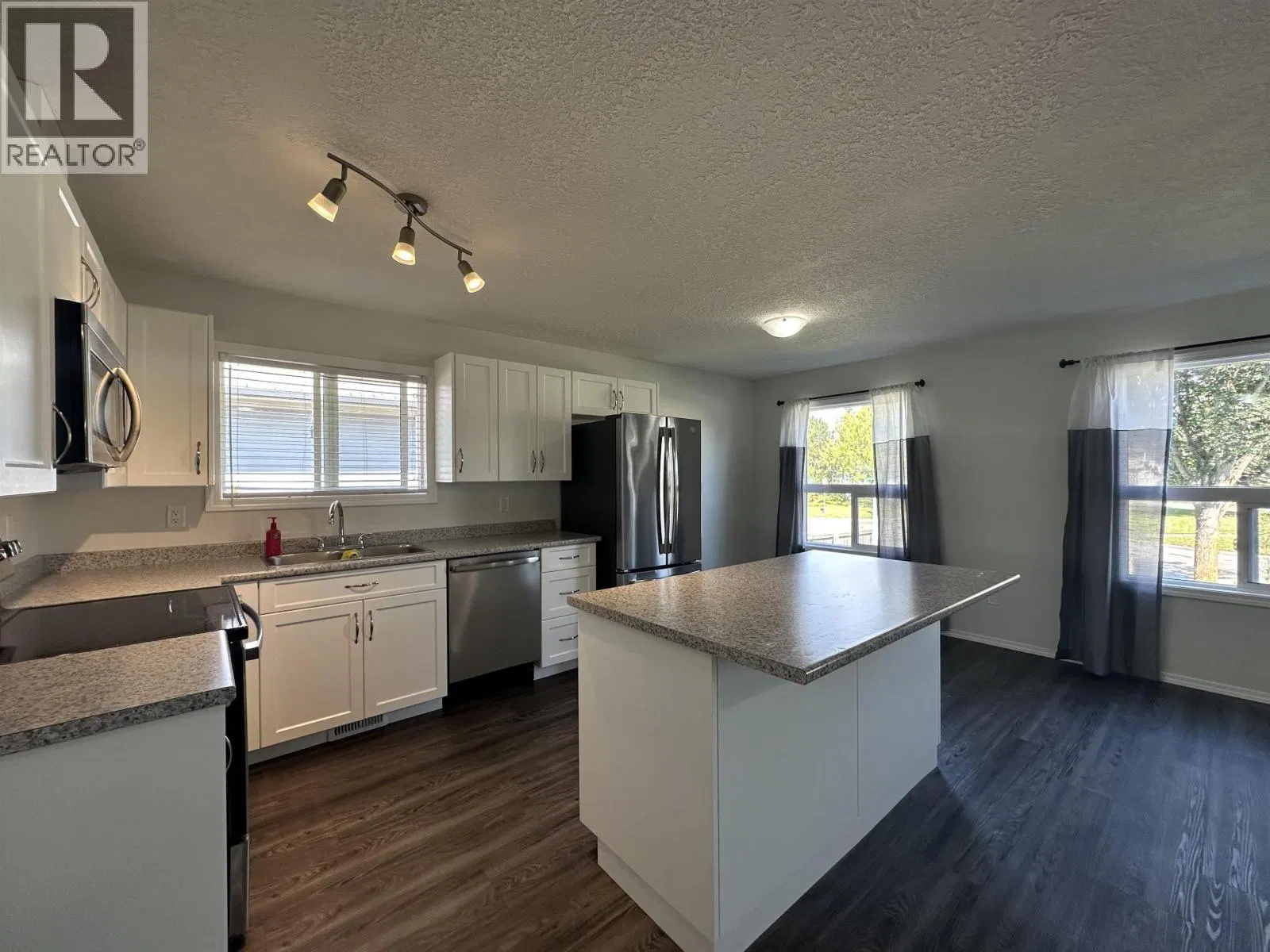 Photo 4 of 23 at 4389 1ST Avenue
