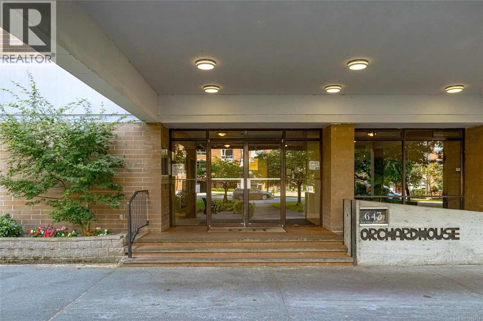 Photo 2 of 21 at #1106 – 647 Michigan Street