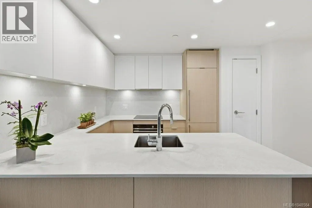 Photo 1 of 19 at #606 – 1100 Yates Street