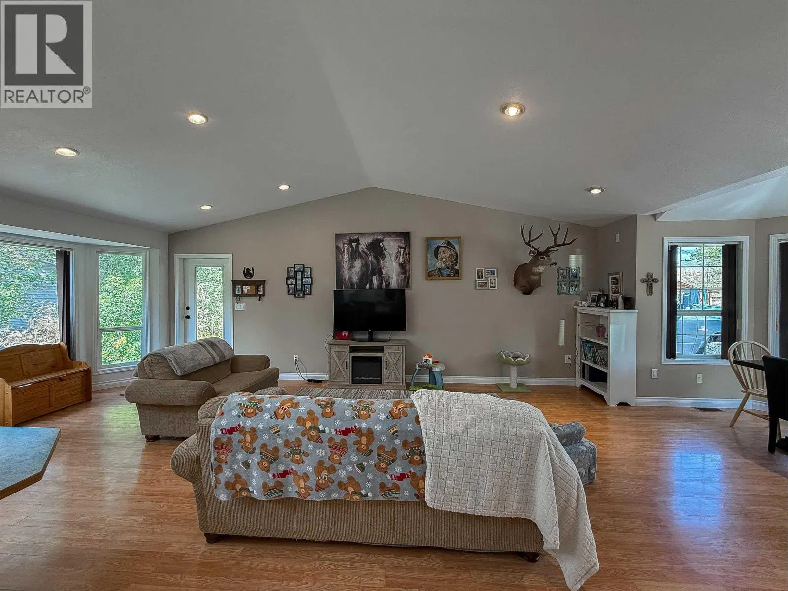 Photo 5 of 35 at 4970 EASZEE Drive