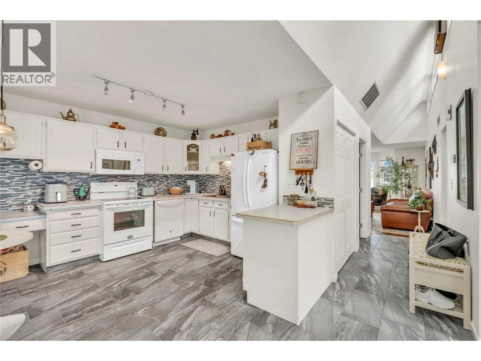 Photo 4 of 34 at #1 – 11222 Quinpool Road