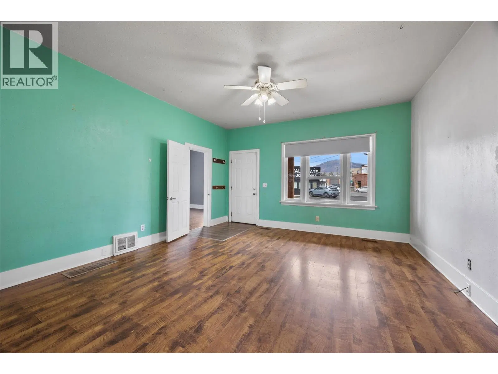 Photo 3 of 25 at 403 Mackenzie Avenue