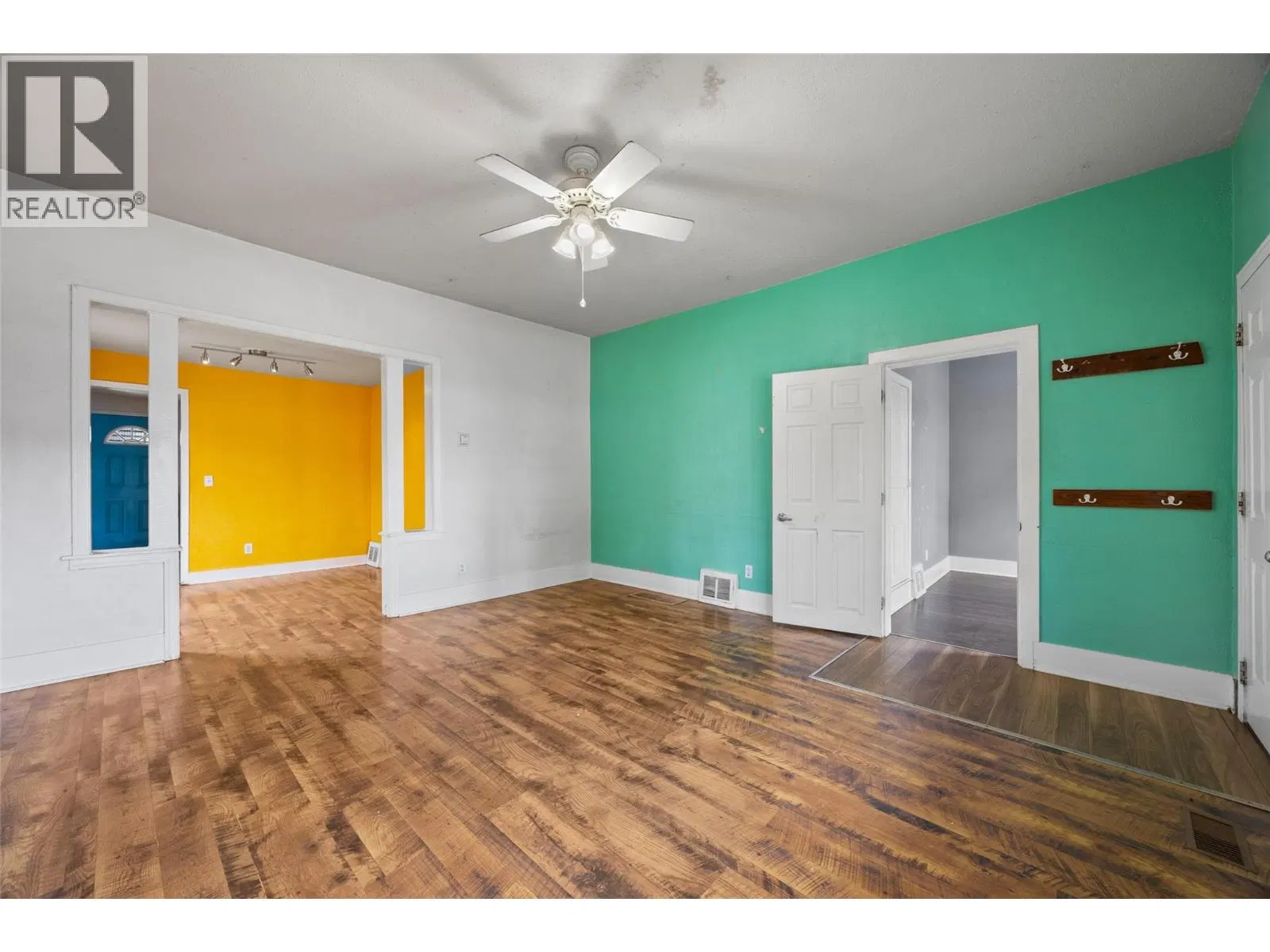 Photo 4 of 25 at 403 Mackenzie Avenue