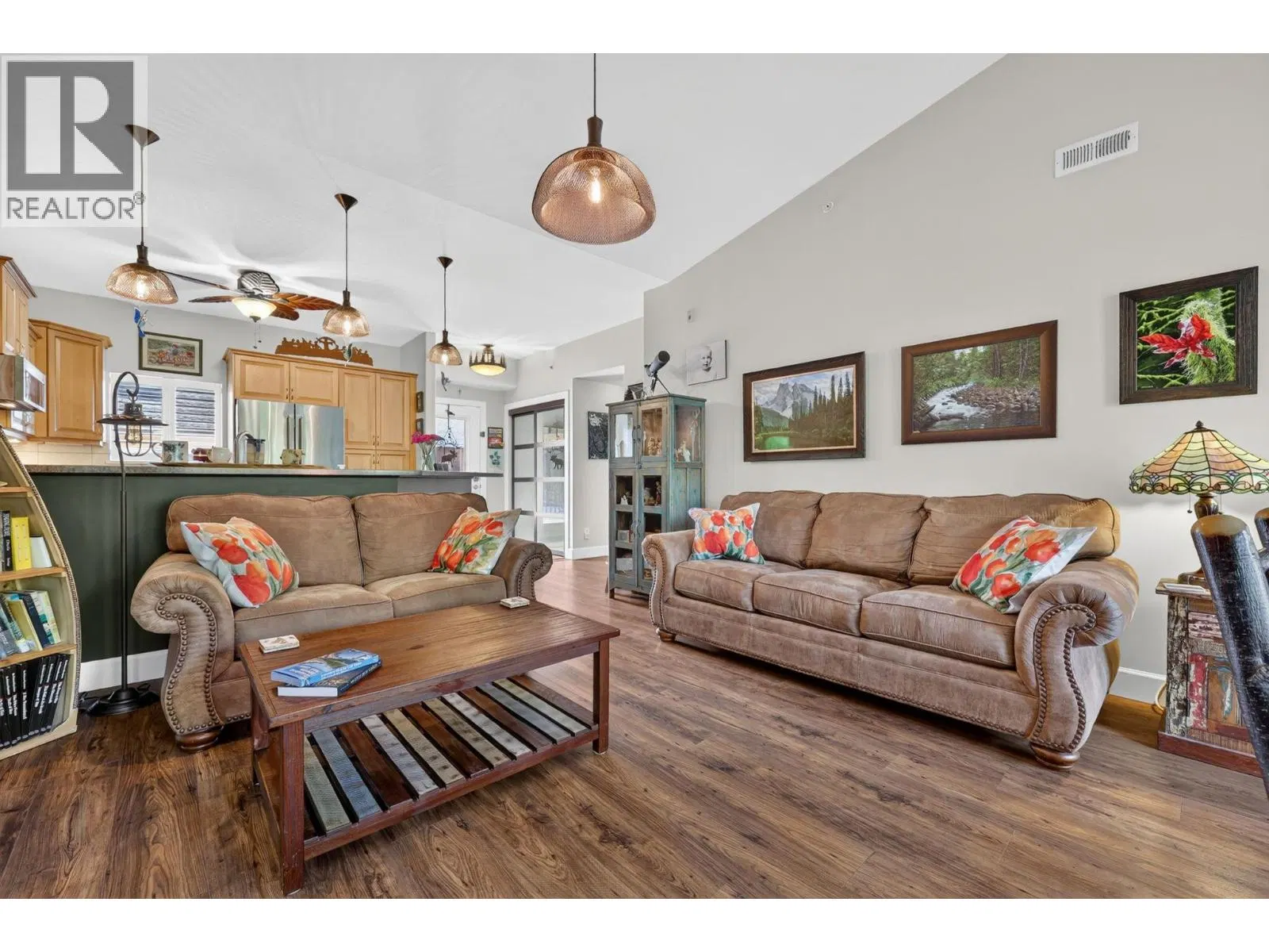 Photo 4 of 66 at #308 – 3996 Beach Avenue