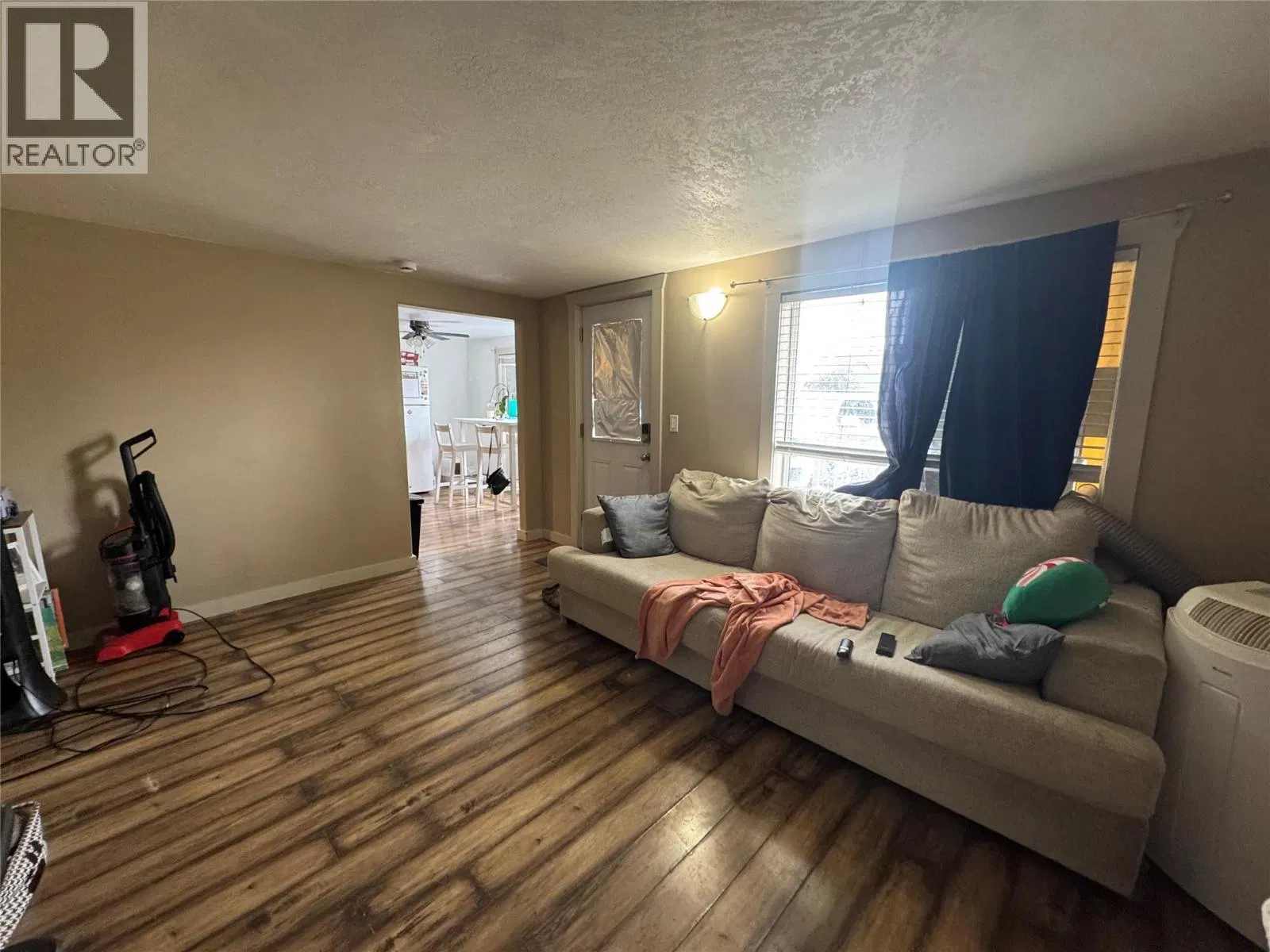 Photo 3 of 9 at 872 107 Avenue