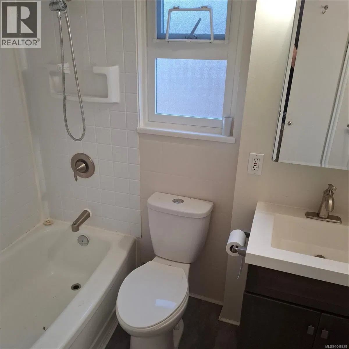 Photo 4 of 18 at 3566 Tillicum Road