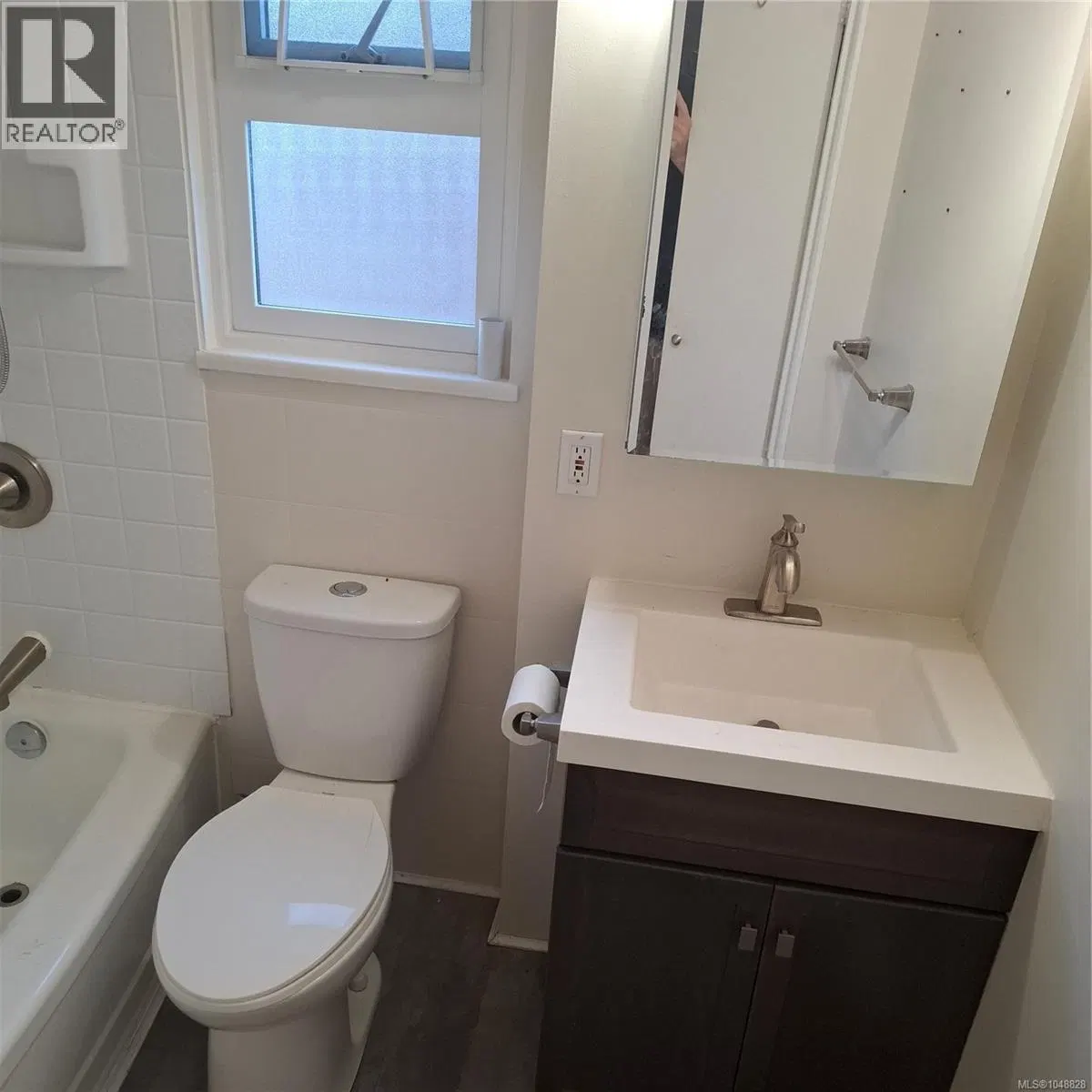 Photo 5 of 18 at 3566 Tillicum Road