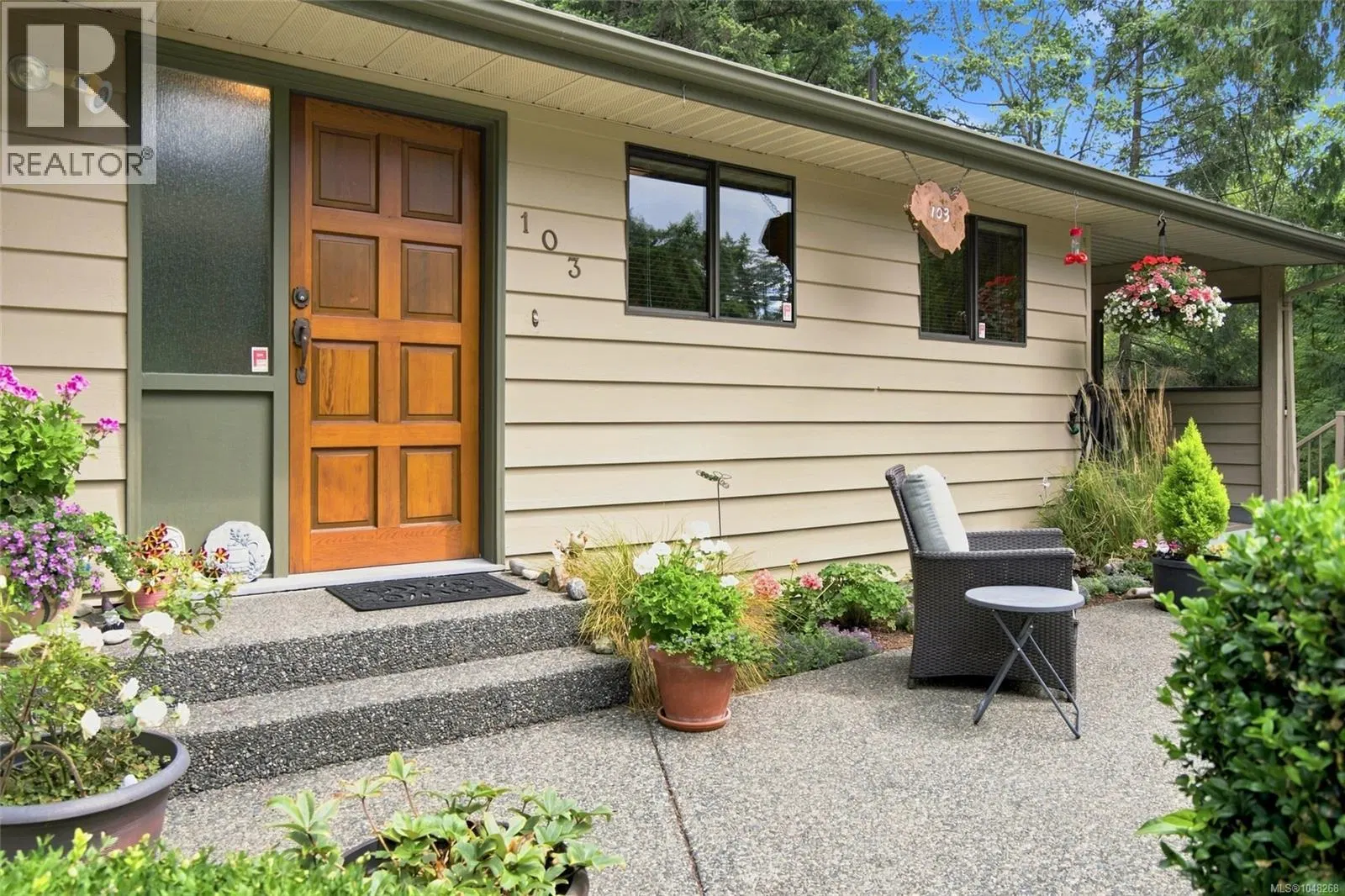 Photo 4 of 54 at 103 Green Lake Crescent