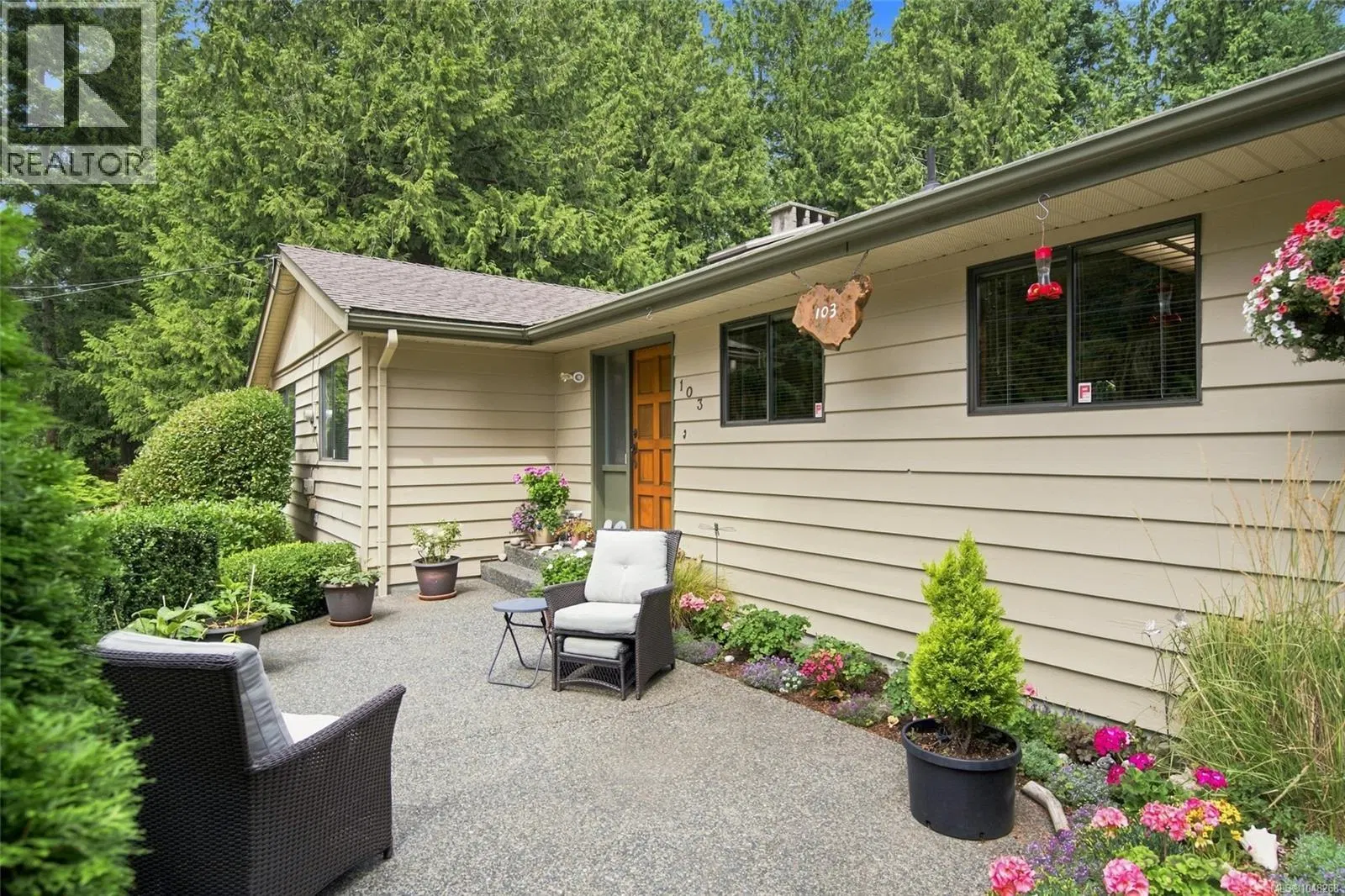 Photo 5 of 54 at 103 Green Lake Crescent