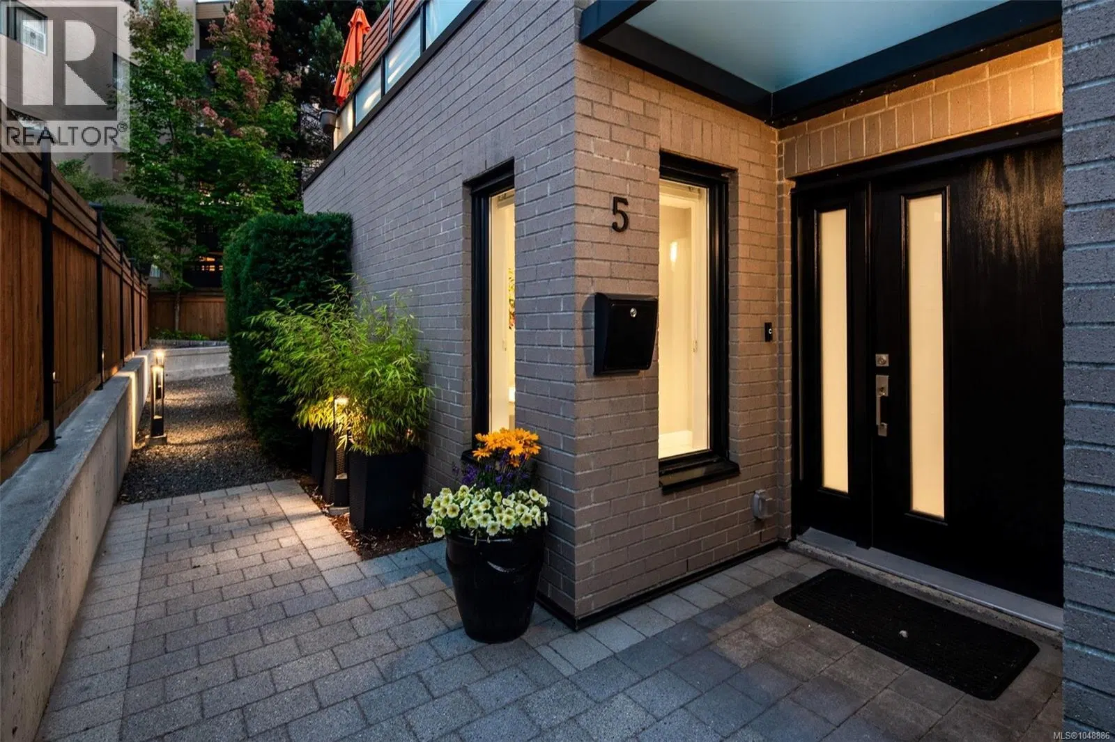 Photo 5 of 33 at #5 – 549 TORONTO Street