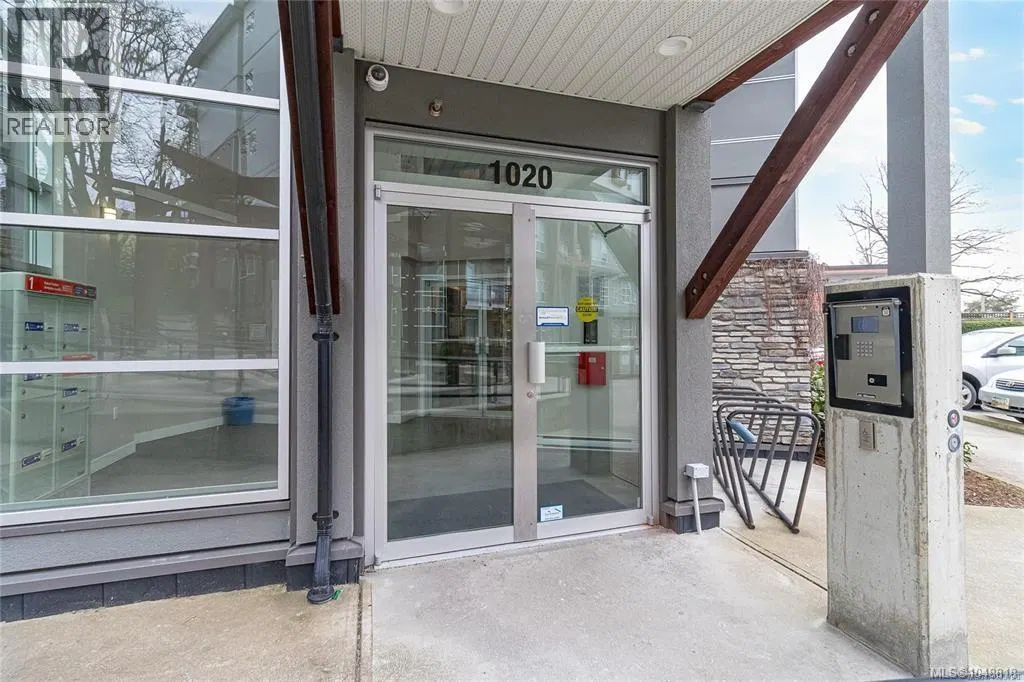Photo 3 of 42 at #302 – 1020 Inverness Road